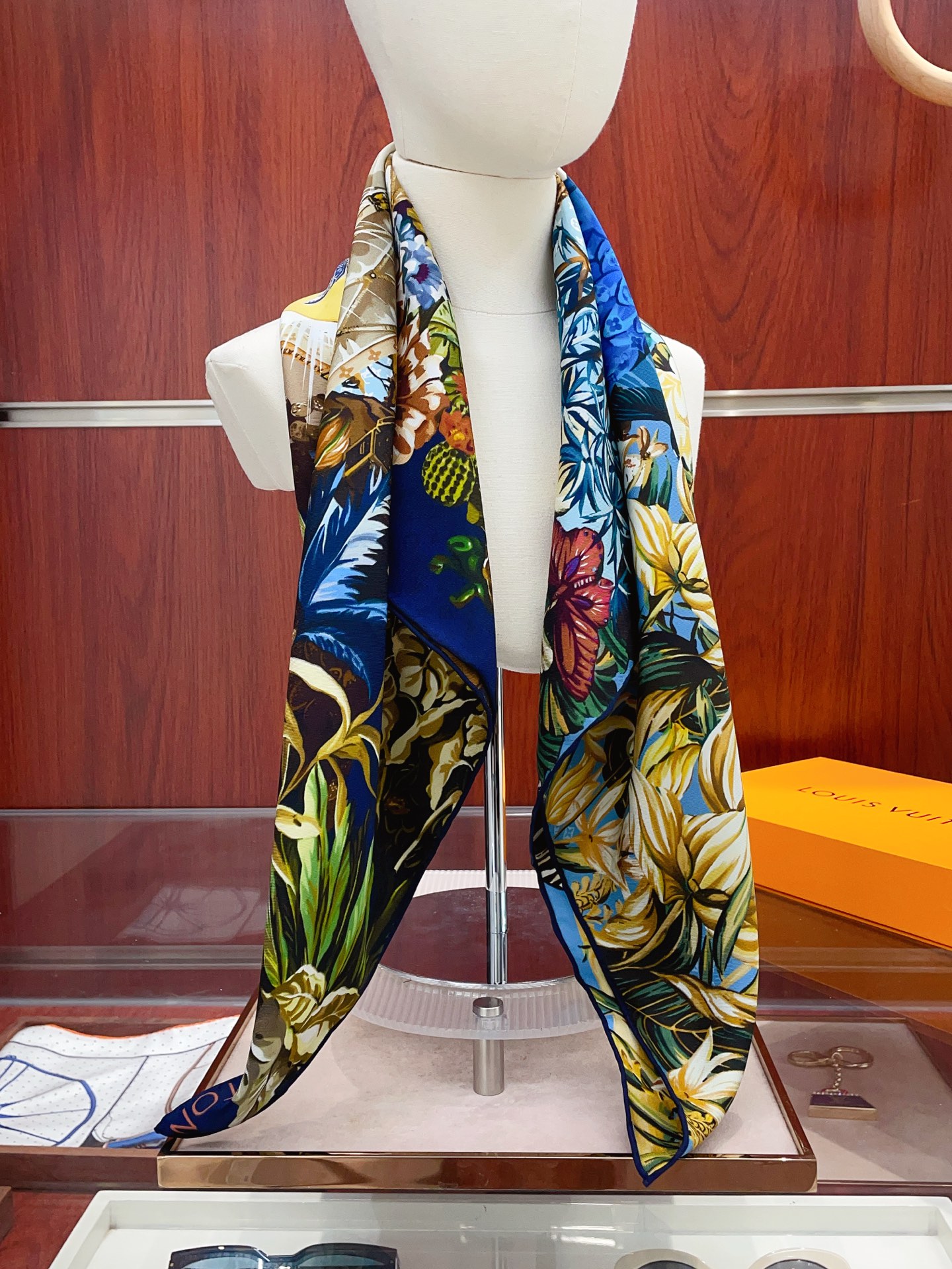 NO:663532,【18moomi  Double-sided same color] I love the upper body effect and it has just been put on the shelves. The latest model of L* is very attractive. Elements of L have always been the aura of high-end women. The combination of fashion and femininity is just right. This combination is really fashionable and elegant and feminine. It is very suitable for daily wear. The color matching and feel, gloss and hemming are very good, and the custom-grade fabric makes the scarf easier to style. It is a very heavy and luxurious design, but the upper body is very noble!  A simple foundation with this scarf, the simple matching gives people a very comfortable and tasteful big-name feel... Recommended 90*90cm top twill silk square scarf high version scarf, high version scarf, real silk19860909【18姆米 双面同色】上身效果疯狂的喜欢专柜也是刚刚上架的,L*最最新款~非常有看头,L的这类元素一直是高级女人的气场感,时髦和女人味融合的刚刚好这样的搭配真的是好时髦,优雅女人味非常适合日搭的配色手感,光泽感,卷边都做的非常好,定制级面料.赋予了围巾更非常容易造型.非常重磅奢华的设计,上身却别样衬得人高贵气质！简单的打底配此款围巾,简单的搭配却给人非常舒适有品味的大牌感…推荐90*90cm顶级斜纹真丝方巾高版本围巾,高版本围巾,real silk,scarf