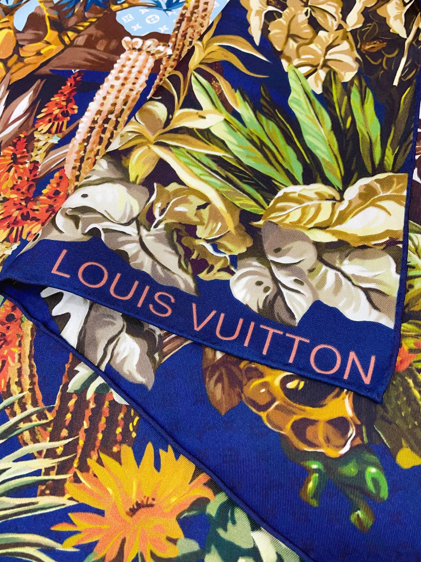 ✨✨【18姆米 双面同色】上身效果疯狂的喜欢❗️专柜也是刚刚上架的，L*最最新款~非常有看头，L的这类元