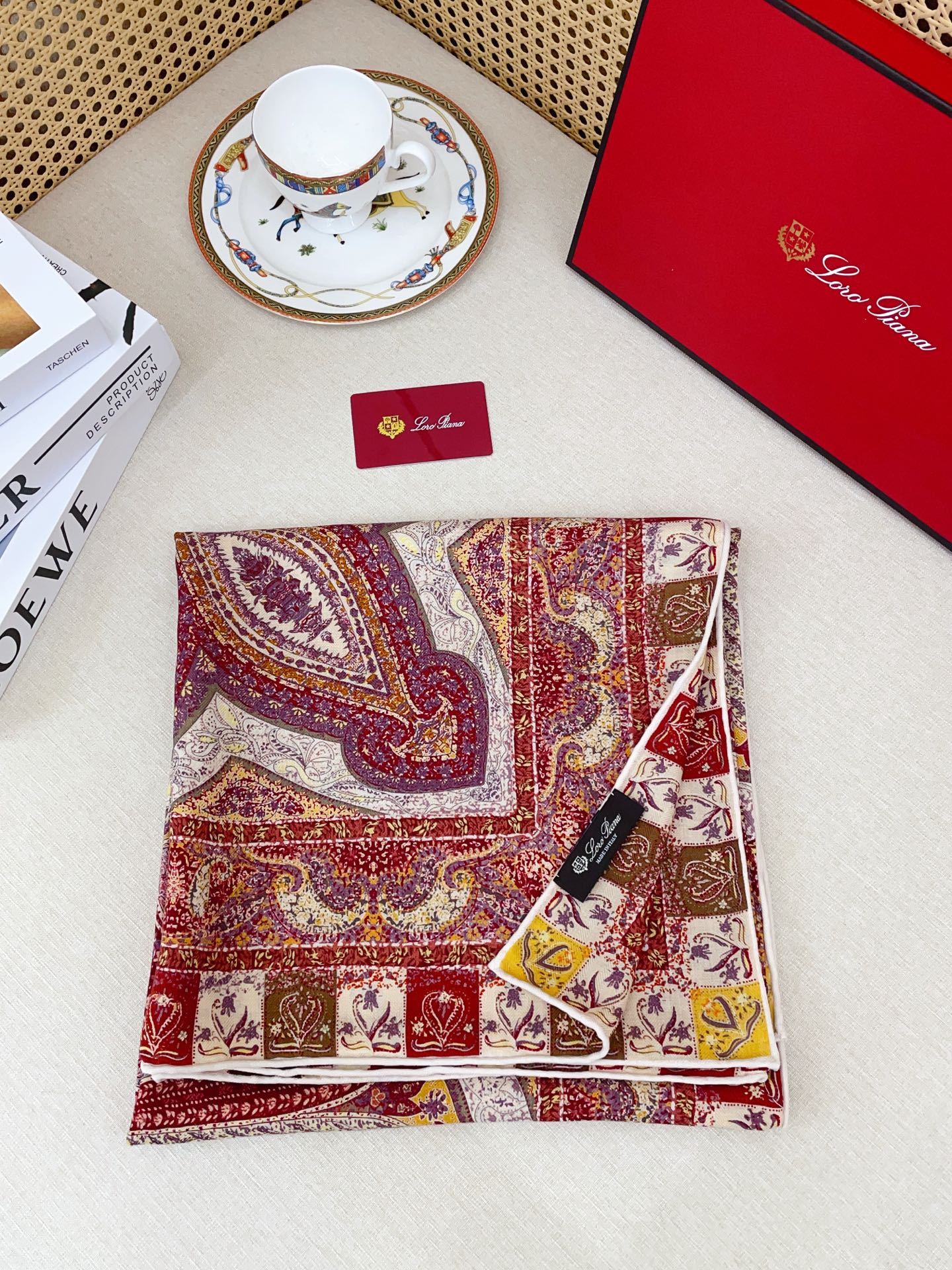 ✨✨低调高奢❗️无论在哪种场合，都能变得高雅有品，超有品味的单品❗️极品精英高手级别的时髦感围巾❗️这款