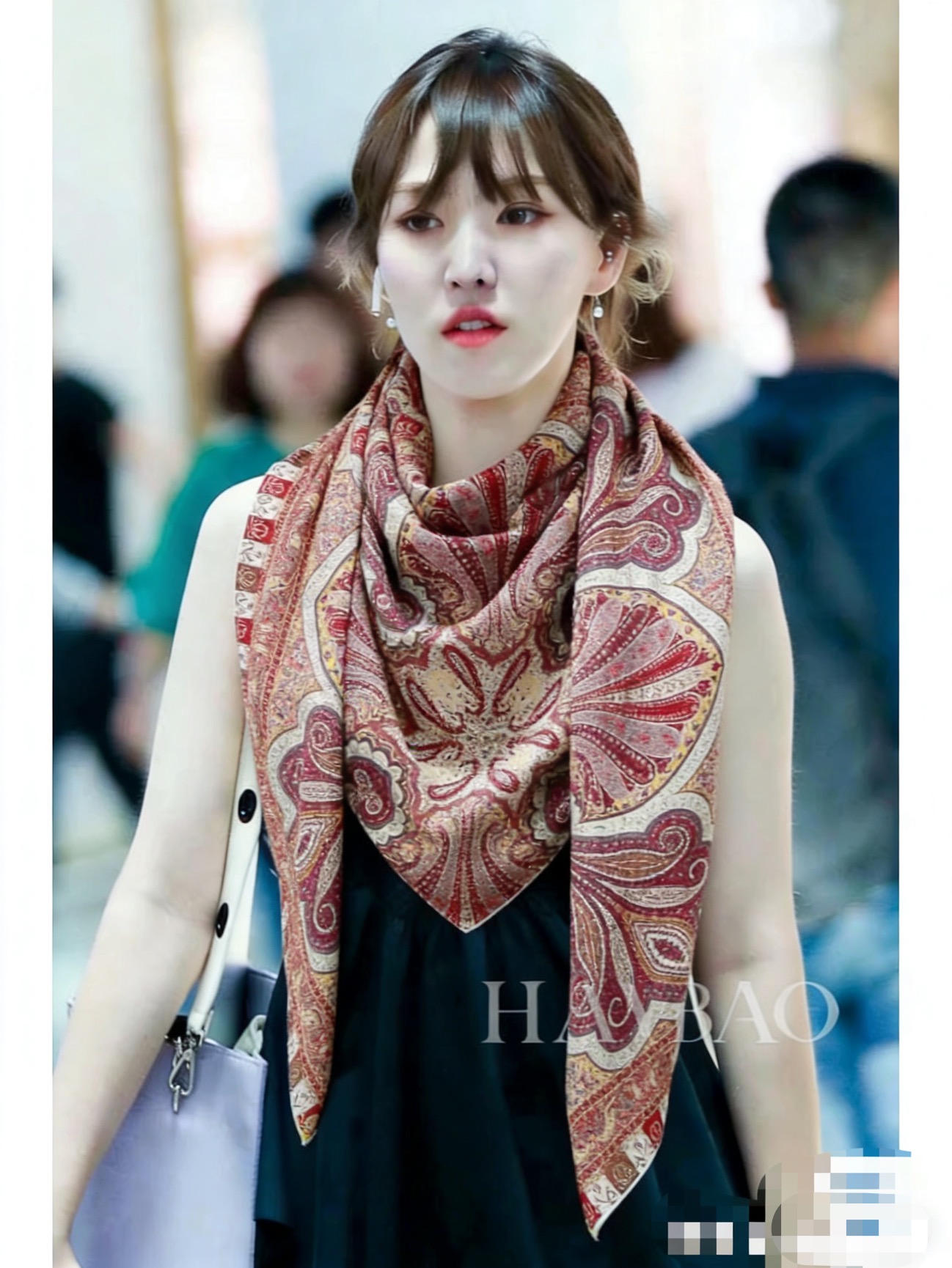 NO:663537,Low-key and luxurious, no matter what the occasion, it can become elegant and tasteful, a super tasteful single product, a fashionable scarf at the level of elite experts, this Loro Piana model. The more I look at it, the more fashionable it is. The more I look at it, the more fashionable it is. The more I look at it, the more I like it. LP's things are really very sophisticated, the patterns are very simple, and they must be superior in craftsmanship!  This seemingly simple process is very complicated!  Most factories cannot make such a model, but it is the best in cashmere. The quality pursued by successful people, this kind of craftsmanship and color matching, you can tell at a glance that it is not from ordinary large factories. I really like this master-level fashion sense. Fashionable people with attitude will definitely like it. Young, fashionable, confident, and attitude. It is beautiful!  This kind of design is more stretchy, more advanced, more majestic, and more durable. It is recommended to use the abdominal velvet tips of Albas purebred cashmere goats collected every spring to produce raw cashmere. The characteristic of this kind of cashmere is that even after being processed by human craftsmanship, the essence of the raw cashmere is still retained to the greatest extent and will have a special texture.  Holding the scarf in your hand is like holding a cloud-like still airy feeling, which is really very high-end. In addition, the design of the catfish whiskers is also very distinctive, more casual, fashionable and high-quality, perfectly presenting the LP style. Specifications: 140*140cm. 70 cashmere silk high version scarf, high version scarf, loro  piana,loro piana,real silk19860909低调高奢无论在哪种场合,都能变得高雅有品,超有品味的单品极品精英高手级别的时髦感围巾这款Loro Piana的款,实物真的越看越爱,越看越时髦,越看越喜欢LP的东西真的都是很考究,图案非常简约,在工艺上必定胜人一筹！这款看似简单工序很复杂！一般工厂做不出这样的款,属于羊绒中的佼佼者,成功人士追求的品质这种工艺和配色一看就知道不是一般的大工厂的,非常非常喜欢这种高手级别的时髦感,有态度的时髦人一定会喜欢.年轻,时髦,自信,有态度.很美！这样的设计更舒展,更高级,更大气,更加经得起推荐采用每年开春采集的阿尔巴斯纯种绒山羊腹部绒尖为原绒生产,这种羊绒的特点就是,即便经过人类工艺的加工,仍最大程度的保留了原绒的本质,会有特殊的肌理纹围巾握在手里就跟握着云朵般的仍空气绵绵感真的非常高级另外鲶鱼须的设计也是非常有特色,更显休闲时髦有品质,将LP的风格完美呈现.规格:140*140cm.70羊绒真丝高版本围巾,高版本围巾,loro piana,loro piana,real silk,scarf