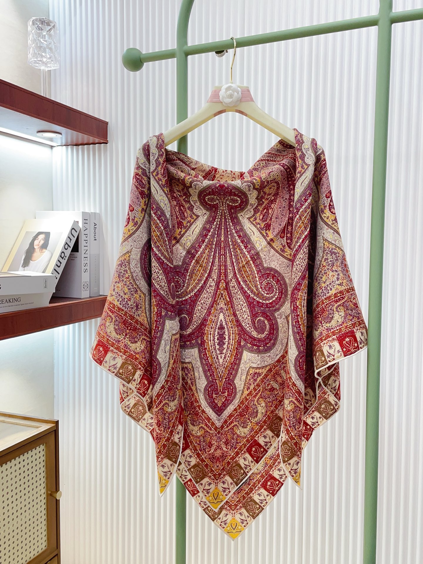 ✨✨低调高奢❗️无论在哪种场合，都能变得高雅有品，超有品味的单品❗️极品精英高手级别的时髦感围巾❗️这款