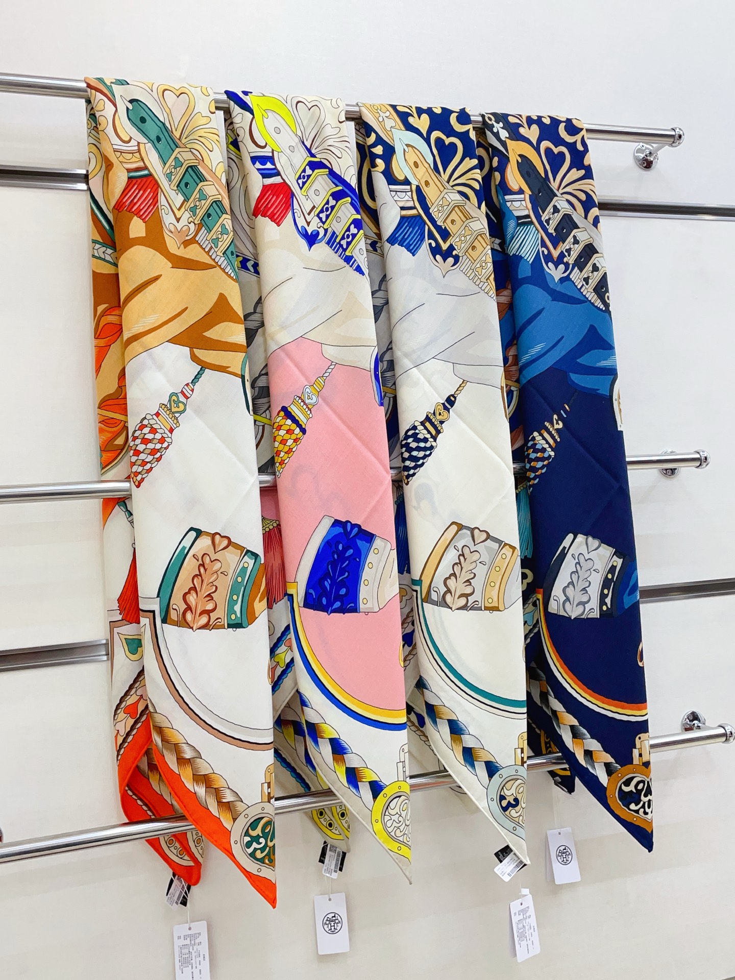 ✨✨【双面同色 丝毛款】H家羊绒新款 买了都说好看‼️推荐💕【甜蜜的鞍具 140】羊绒方巾‼️H家ZG爆