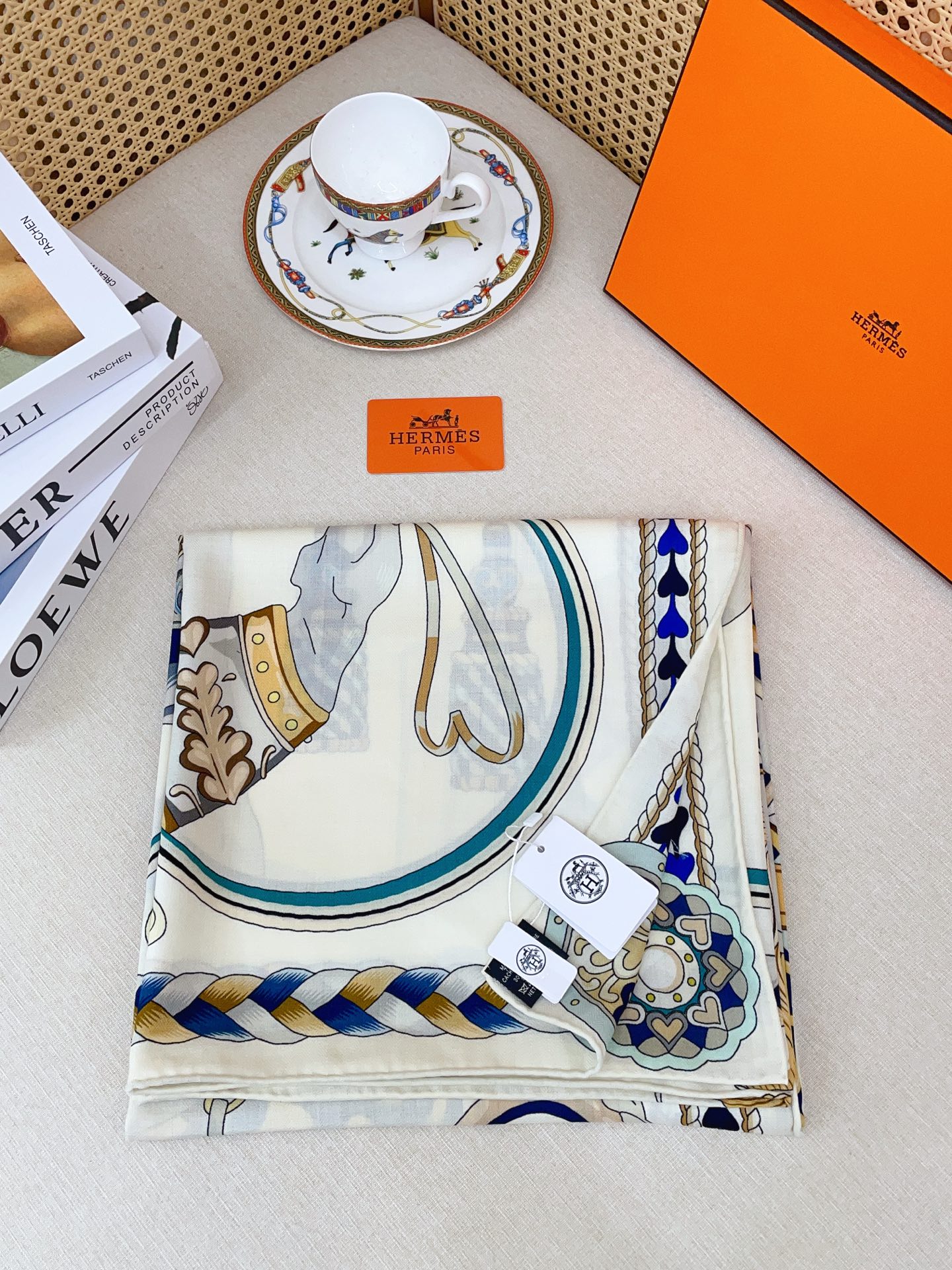 ✨✨【双面同色 丝毛款】H家羊绒新款 买了都说好看‼️推荐💕【甜蜜的鞍具 140】羊绒方巾‼️H家ZG爆