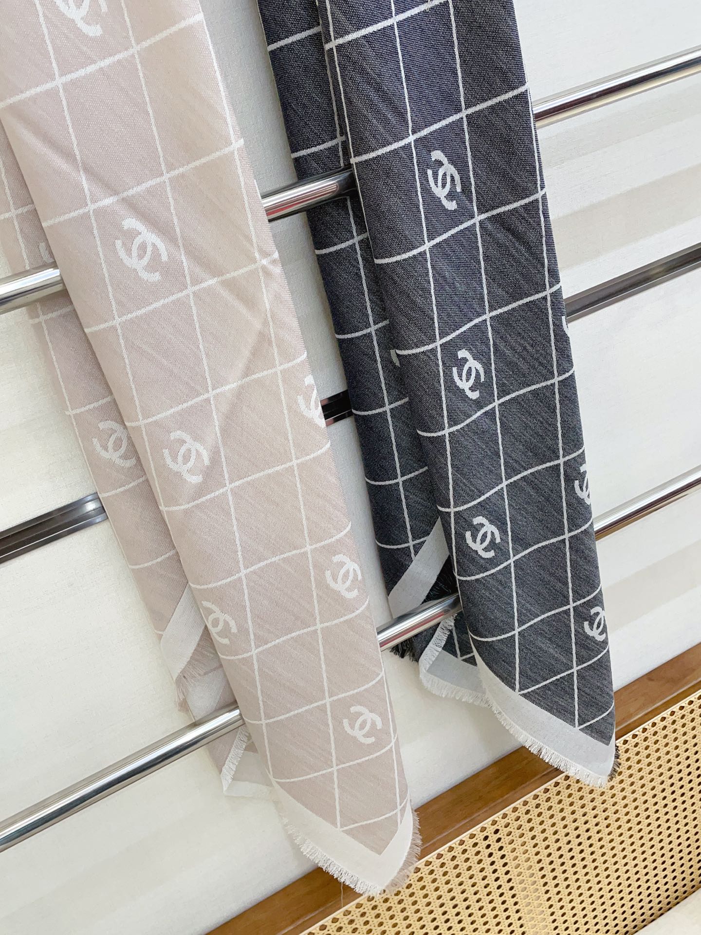 ✨✨Chanel最新丝毛大方巾~气质到骨子里，香奶奶新一季的面料超高级，真心超级柔软，丝丝顺滑，韧性很强