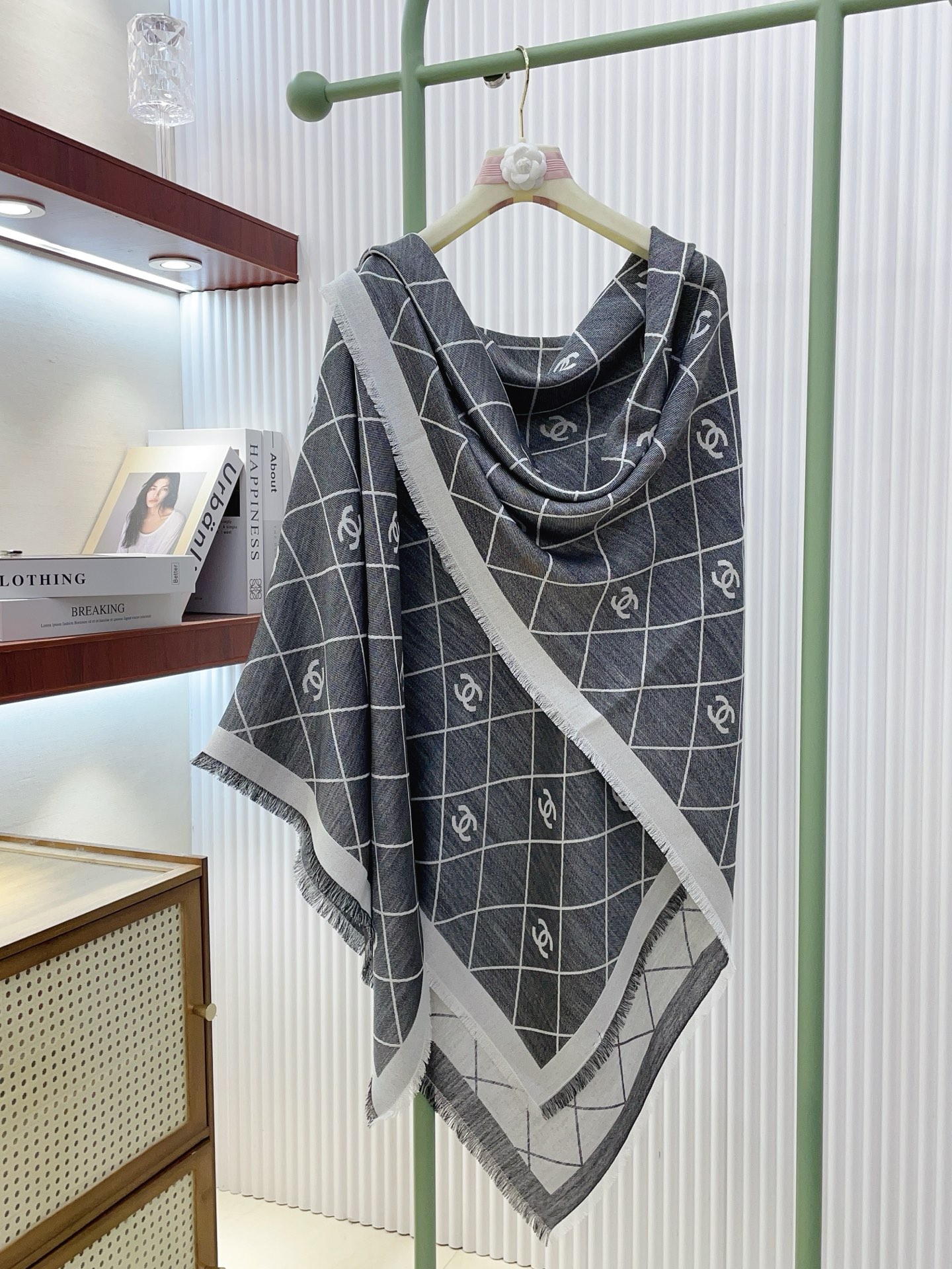 ✨✨Chanel最新丝毛大方巾~气质到骨子里，香奶奶新一季的面料超高级，真心超级柔软，丝丝顺滑，韧性很强