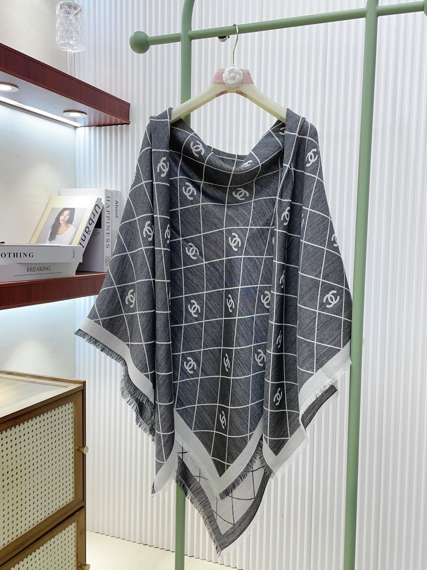 ✨✨Chanel最新丝毛大方巾~气质到骨子里，香奶奶新一季的面料超高级，真心超级柔软，丝丝顺滑，韧性很强