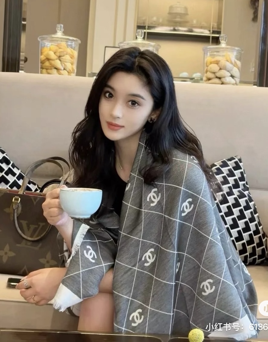 ✨✨Chanel最新丝毛大方巾~气质到骨子里，香奶奶新一季的面料超高级，真心超级柔软，丝丝顺滑，韧性很强