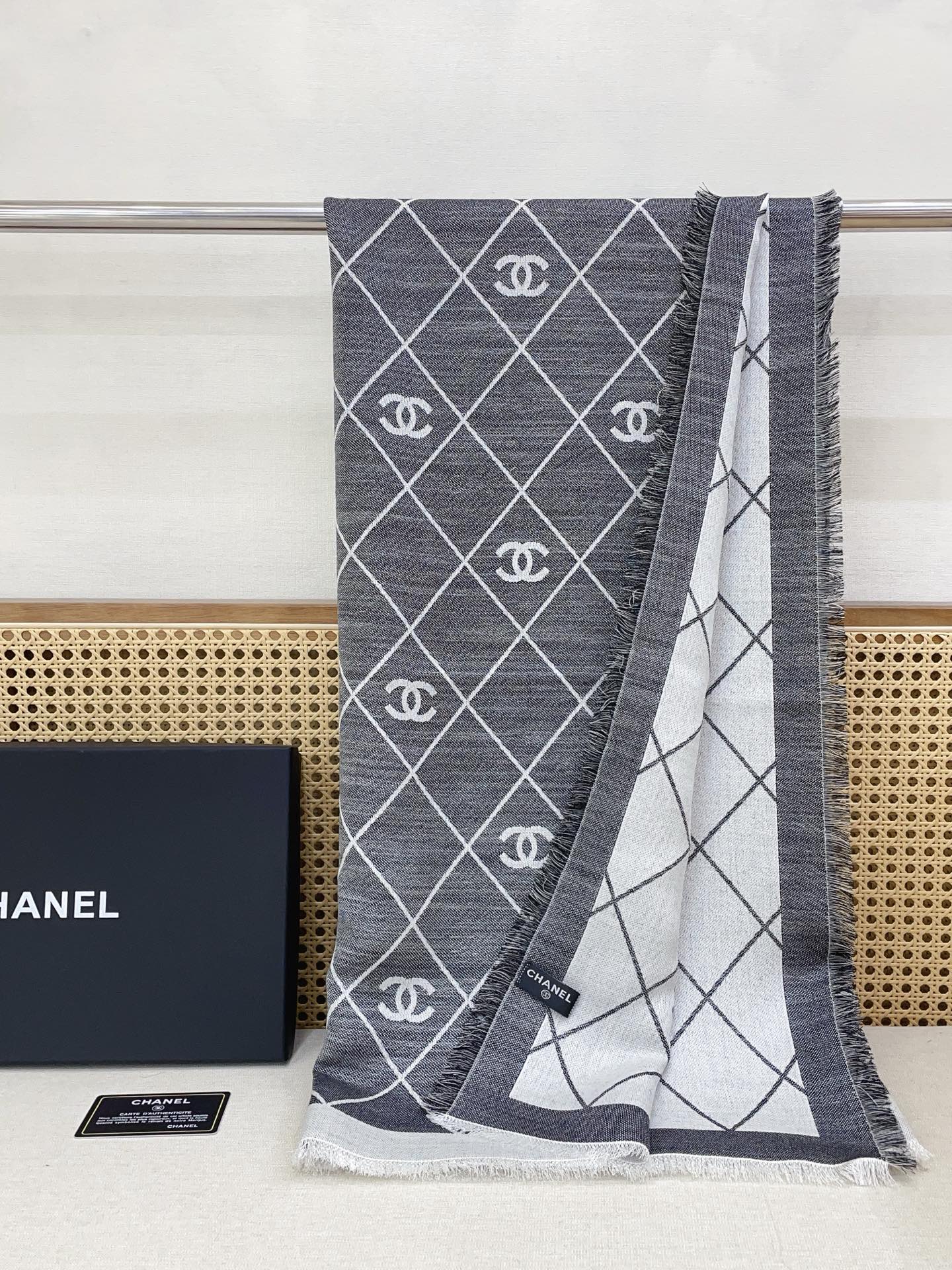 ✨✨Chanel最新丝毛大方巾~气质到骨子里，香奶奶新一季的面料超高级，真心超级柔软，丝丝顺滑，韧性很强