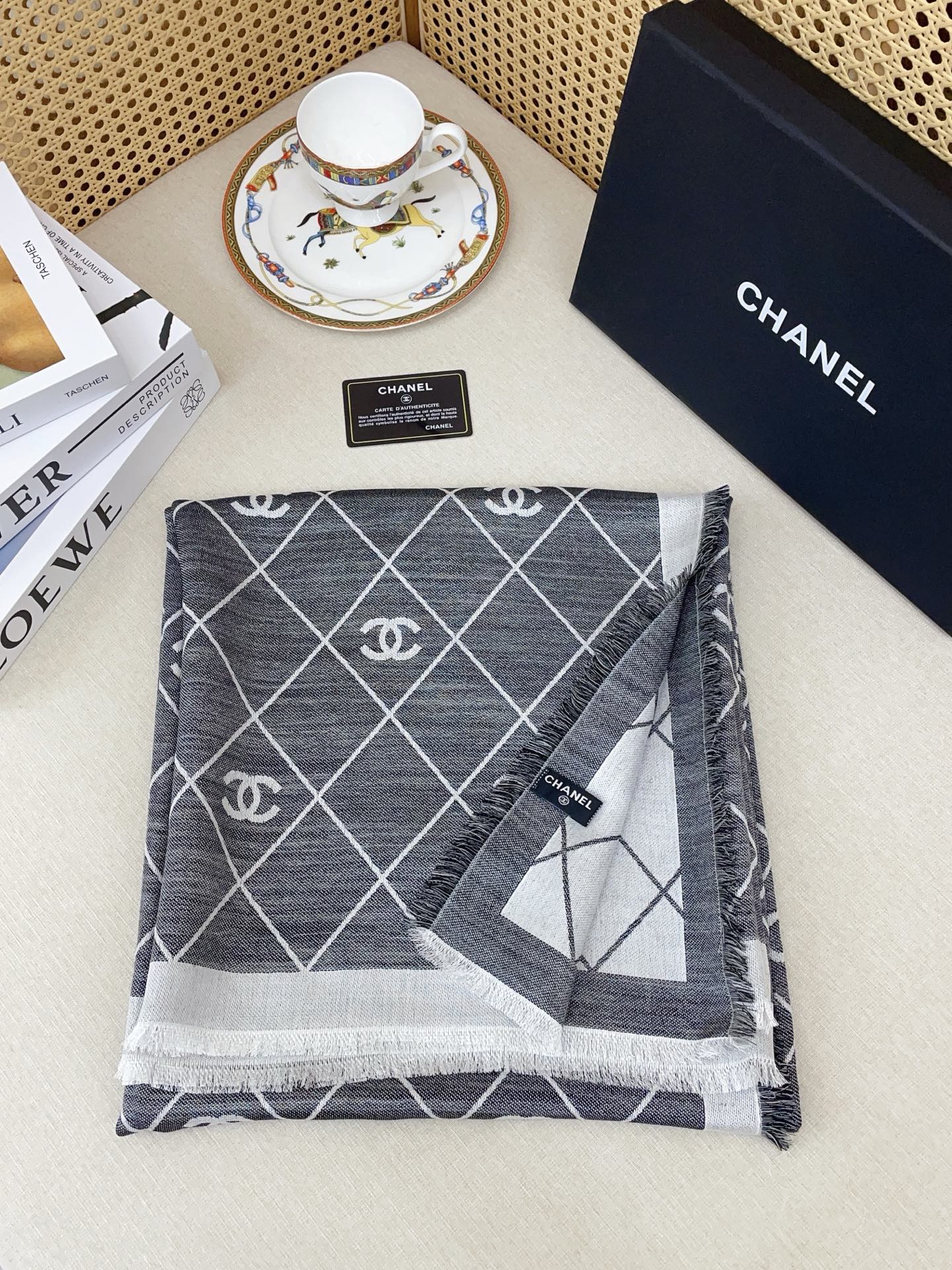 ✨✨Chanel最新丝毛大方巾~气质到骨子里，香奶奶新一季的面料超高级，真心超级柔软，丝丝顺滑，韧性很强