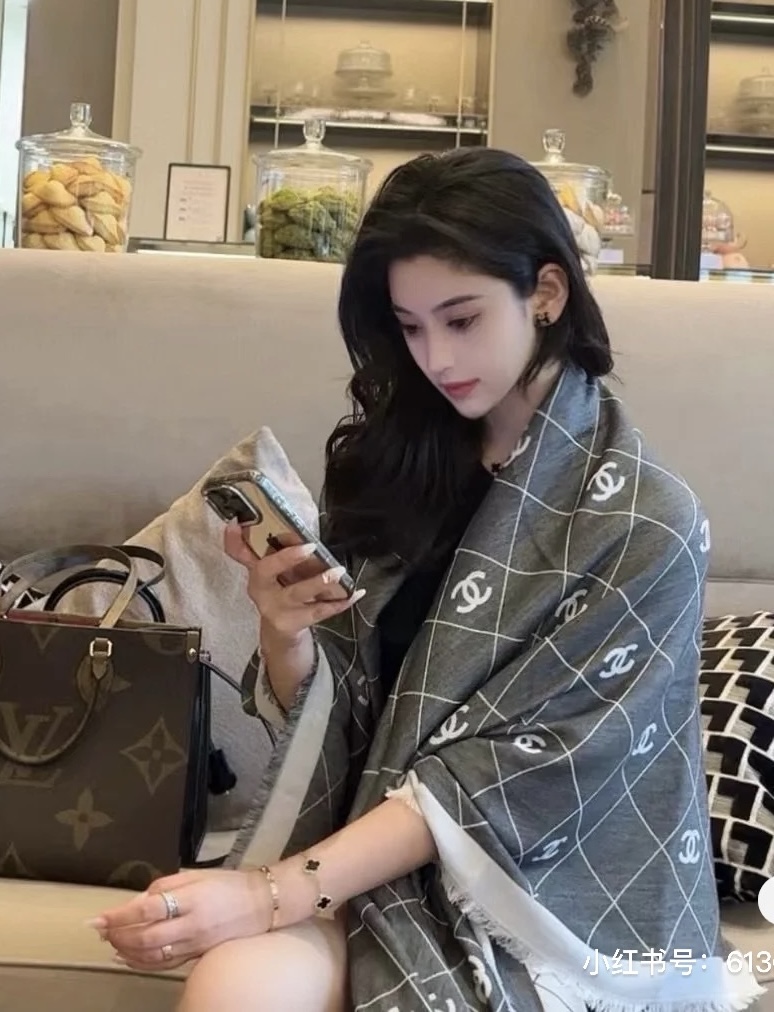 ✨✨Chanel最新丝毛大方巾~气质到骨子里，香奶奶新一季的面料超高级，真心超级柔软，丝丝顺滑，韧性很强