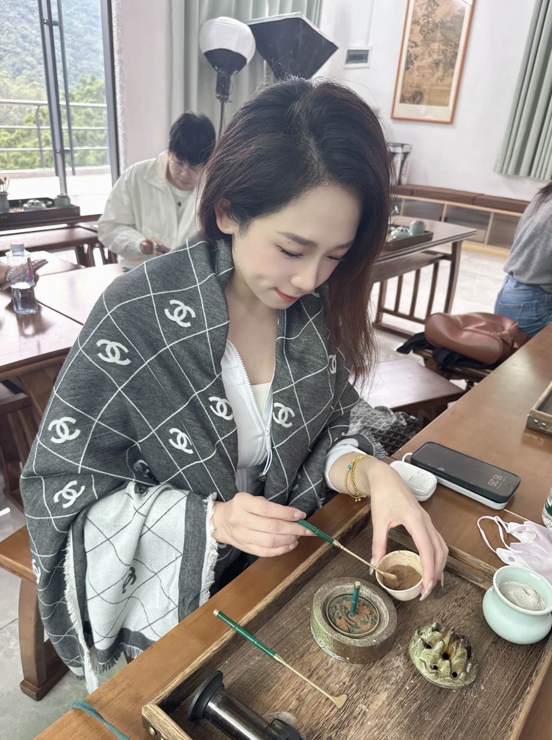 ✨✨Chanel最新丝毛大方巾~气质到骨子里，香奶奶新一季的面料超高级，真心超级柔软，丝丝顺滑，韧性很强