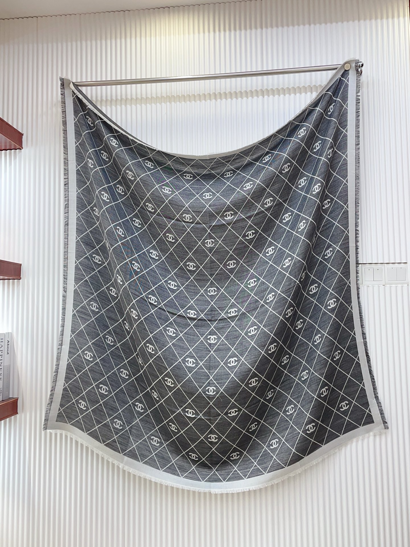 ✨✨Chanel最新丝毛大方巾~气质到骨子里，香奶奶新一季的面料超高级，真心超级柔软，丝丝顺滑，韧性很强