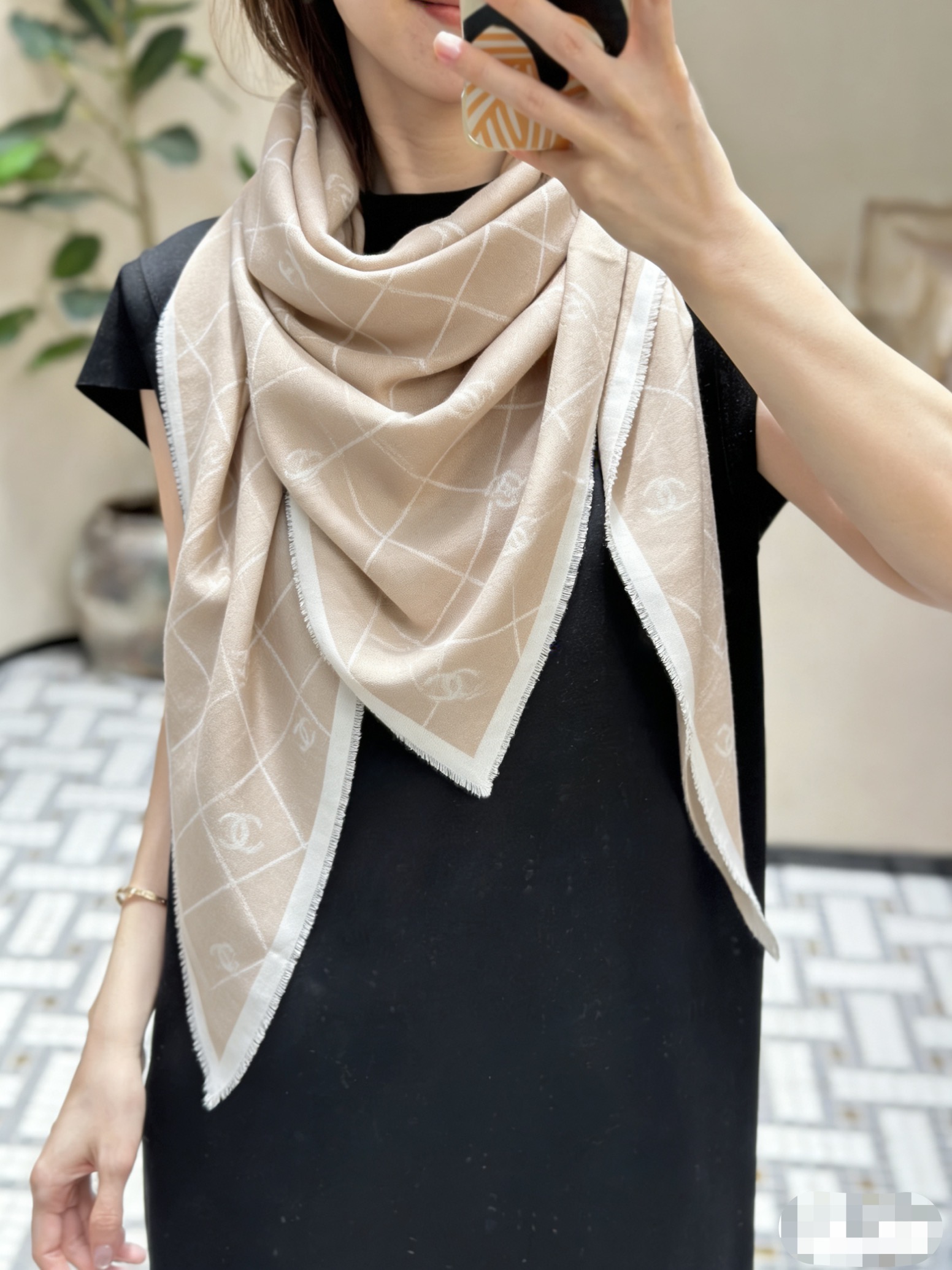 NO:663550,Chanel's latest silk wool square scarf~ It's so elegant to the core. The new season's fabrics of Grandma Xiang are super high-end, really super soft, silky smooth, and very tough. It's not easy to get snagged!  This year’s new series~ I’m really impressed by the design. Chanel’s silk scarf is definitely a representative of elegance. A fragrant silk scarf will give you the best match!  !  A must!  The upper body effect is simply elegant and very flexible. It has layers of elegant texture. Layers upon layers create a striking but unobtrusive gorgeous ladylike feeling. The powder must be added. 86% wool 14% silk. The size is 140*140cm. The upper body effect is really beautiful needless to say (it will look even better when paired with clothing, shoes and bags)!  The real thing is definitely more beautiful!  high version scarf, high version scarf, chanel, chanel, real silk19860909Chanel最新丝毛大方巾~气质到骨子里,香奶奶新一季的面料超高级,真心超级柔软,丝丝顺滑,韧性很强 不容易被轻易勾丝！今年新出的系列~真的被这样的设计美到,香奈儿家的丝巾绝对是优雅的代表,一条小香的丝巾,给你最好的搭配！！ 必入！上身效果简直优雅气质到不行,非常灵动.层次优雅质感.层层叠叠出醒目而不张扬的华丽名媛感,香粉必入 86％羊毛 14％真丝 140*140cm 的尺寸,上身效果真的不用多说的美(搭配服饰鞋包更有感觉)！实物绝对更美！高版本围巾,高版本围巾,chanel,chanel,real silk,scarf