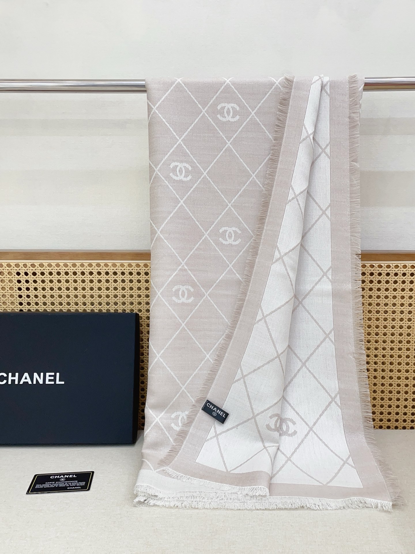 ✨✨Chanel最新丝毛大方巾~气质到骨子里，香奶奶新一季的面料超高级，真心超级柔软，丝丝顺滑，韧性很强