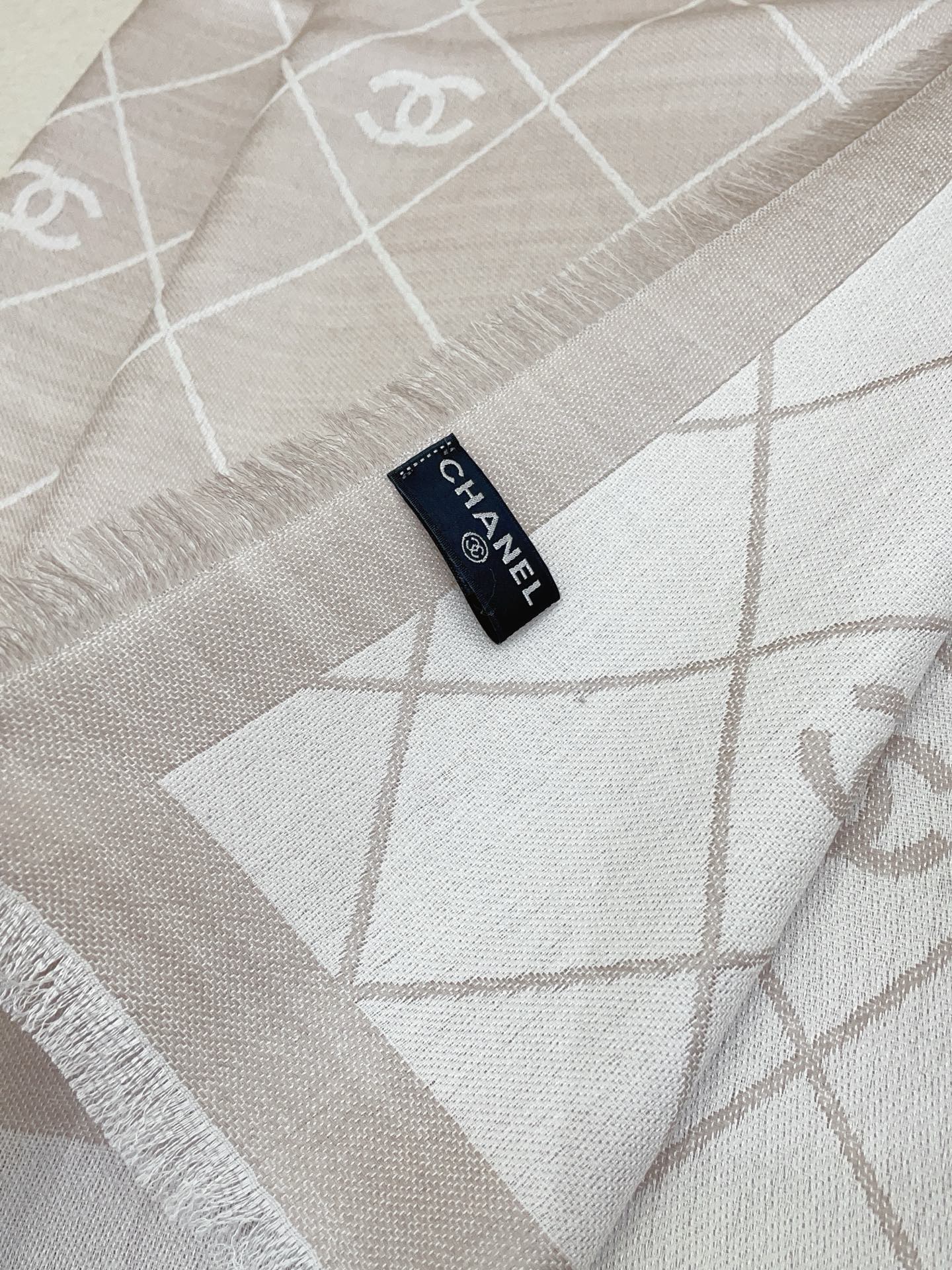 ✨✨Chanel最新丝毛大方巾~气质到骨子里，香奶奶新一季的面料超高级，真心超级柔软，丝丝顺滑，韧性很强