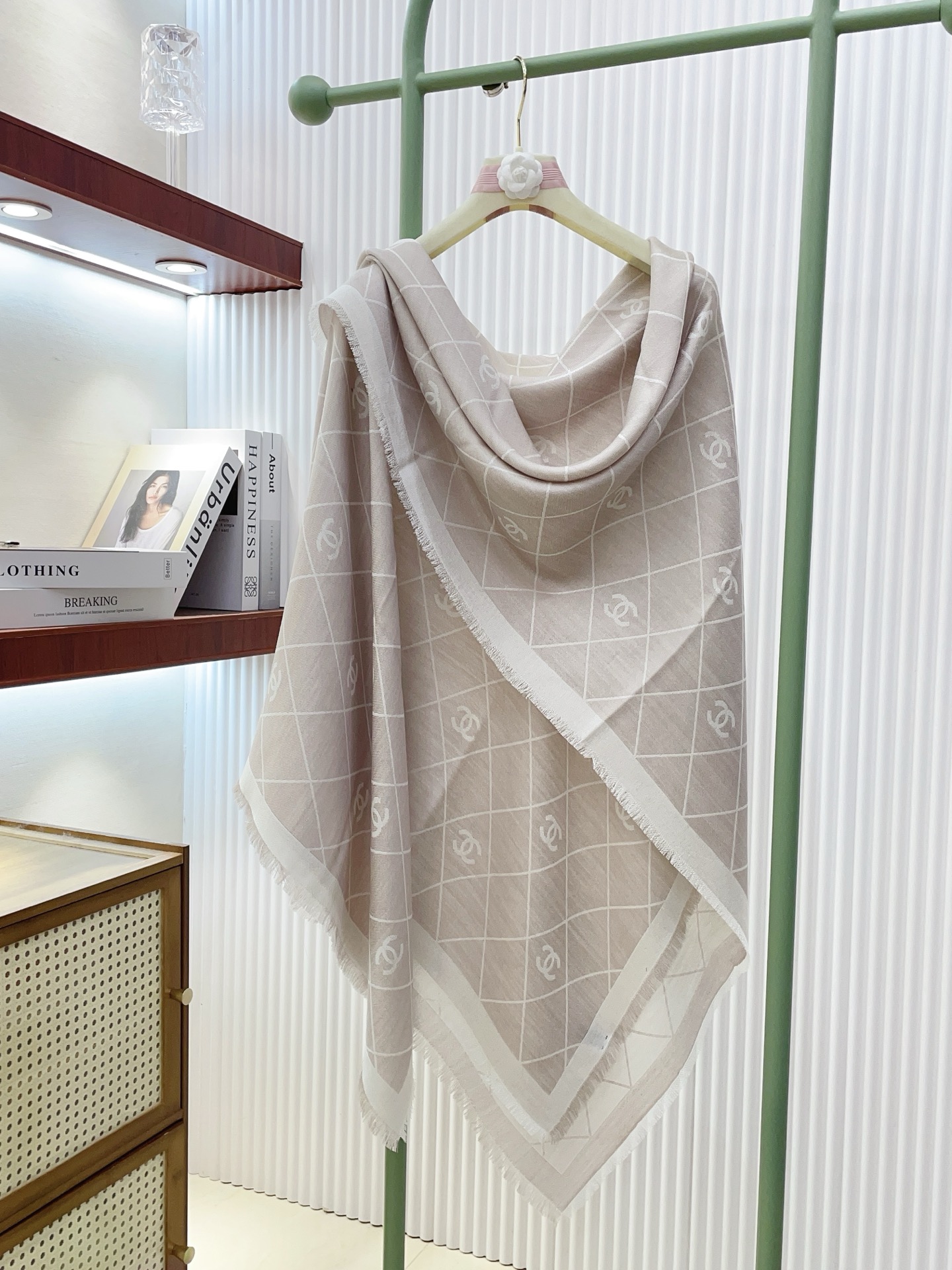 ✨✨Chanel最新丝毛大方巾~气质到骨子里，香奶奶新一季的面料超高级，真心超级柔软，丝丝顺滑，韧性很强