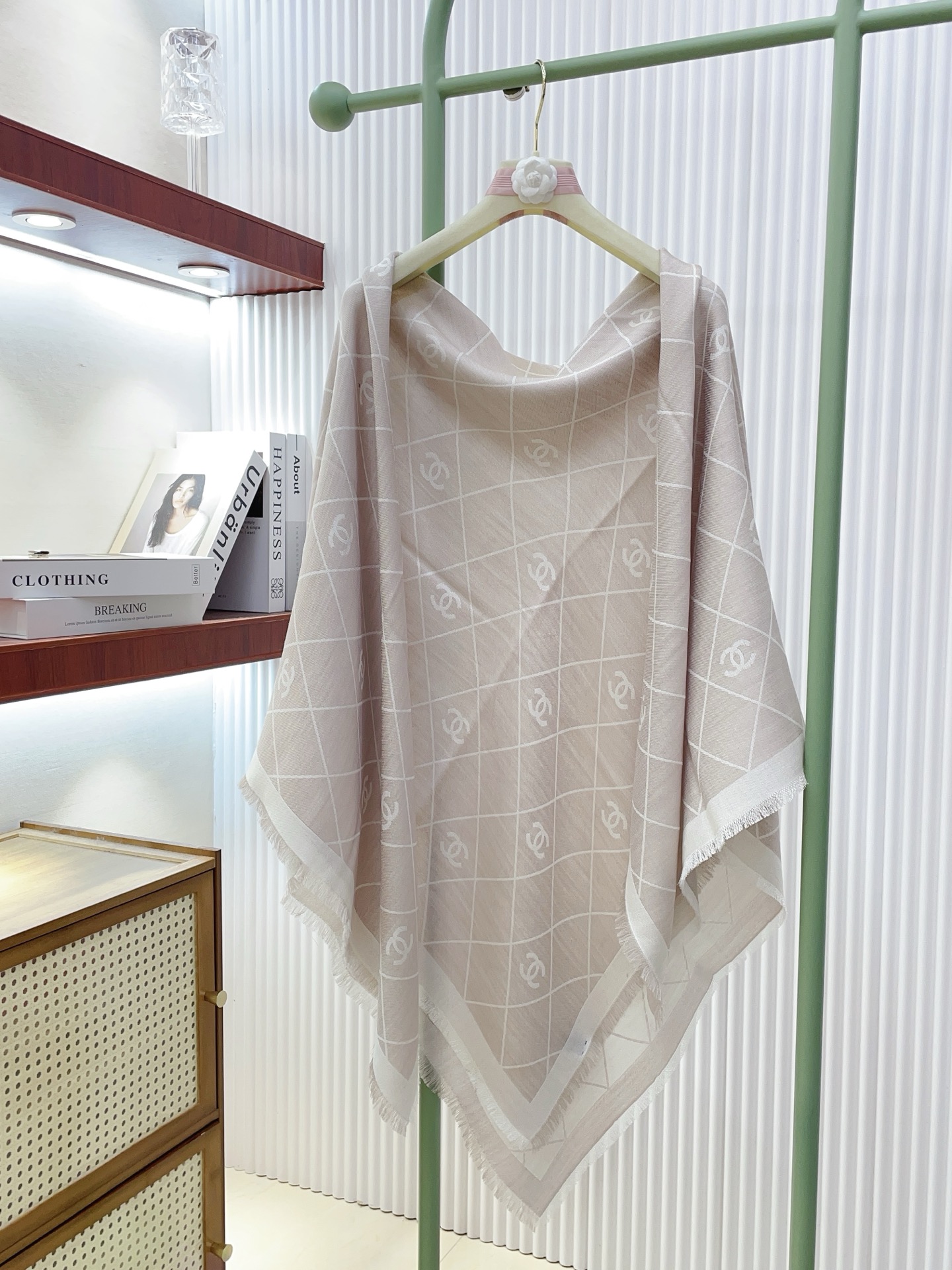 ✨✨Chanel最新丝毛大方巾~气质到骨子里，香奶奶新一季的面料超高级，真心超级柔软，丝丝顺滑，韧性很强