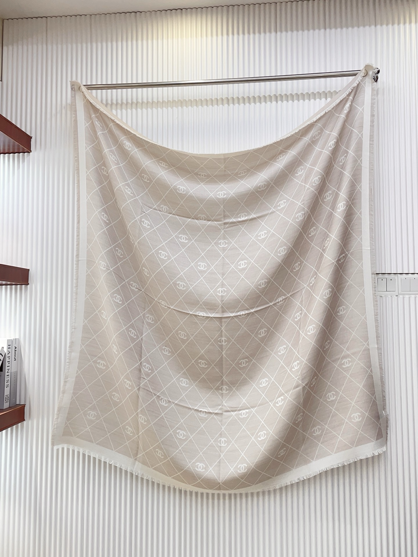 ✨✨Chanel最新丝毛大方巾~气质到骨子里，香奶奶新一季的面料超高级，真心超级柔软，丝丝顺滑，韧性很强