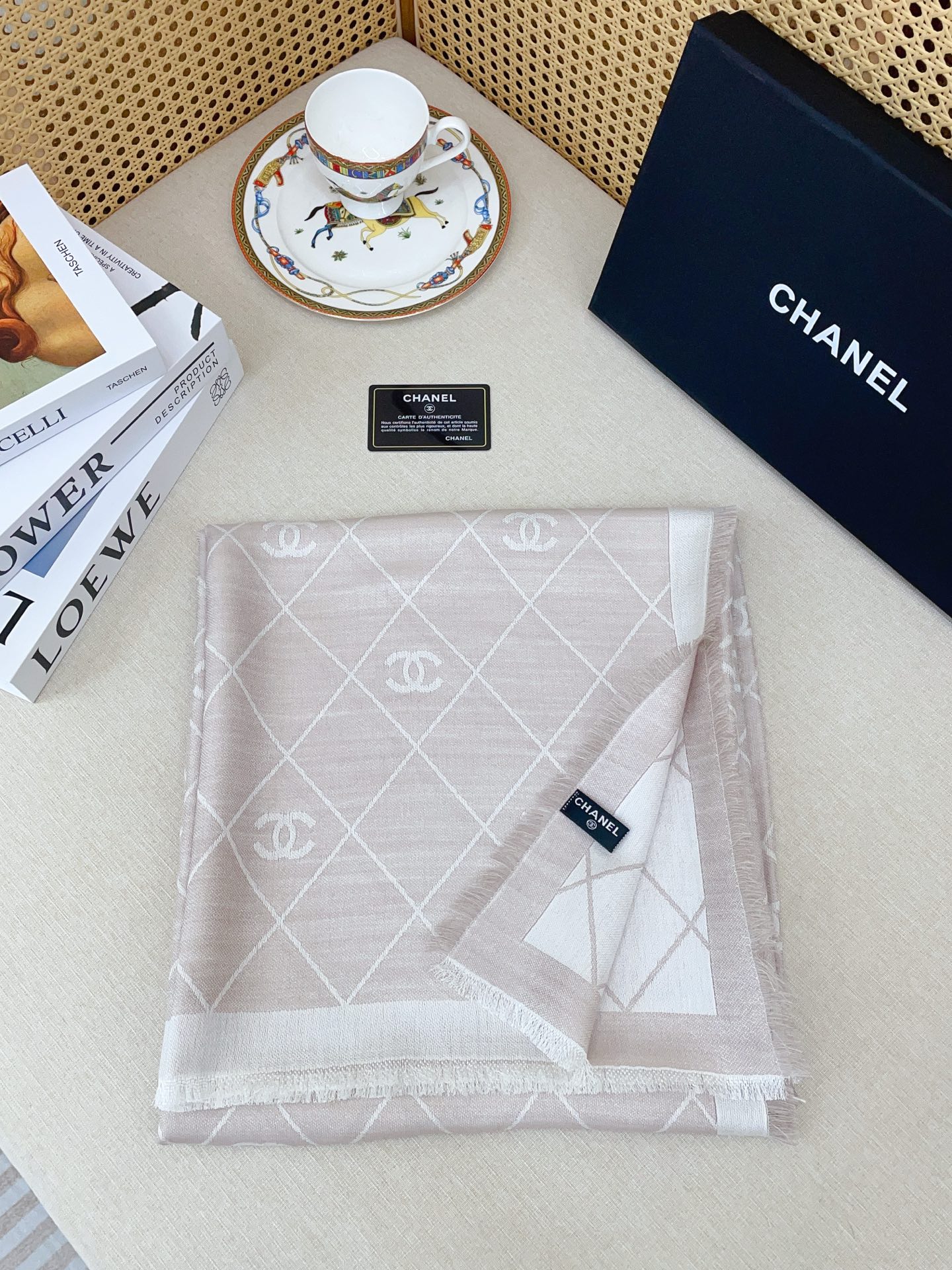 ✨✨Chanel最新丝毛大方巾~气质到骨子里，香奶奶新一季的面料超高级，真心超级柔软，丝丝顺滑，韧性很强