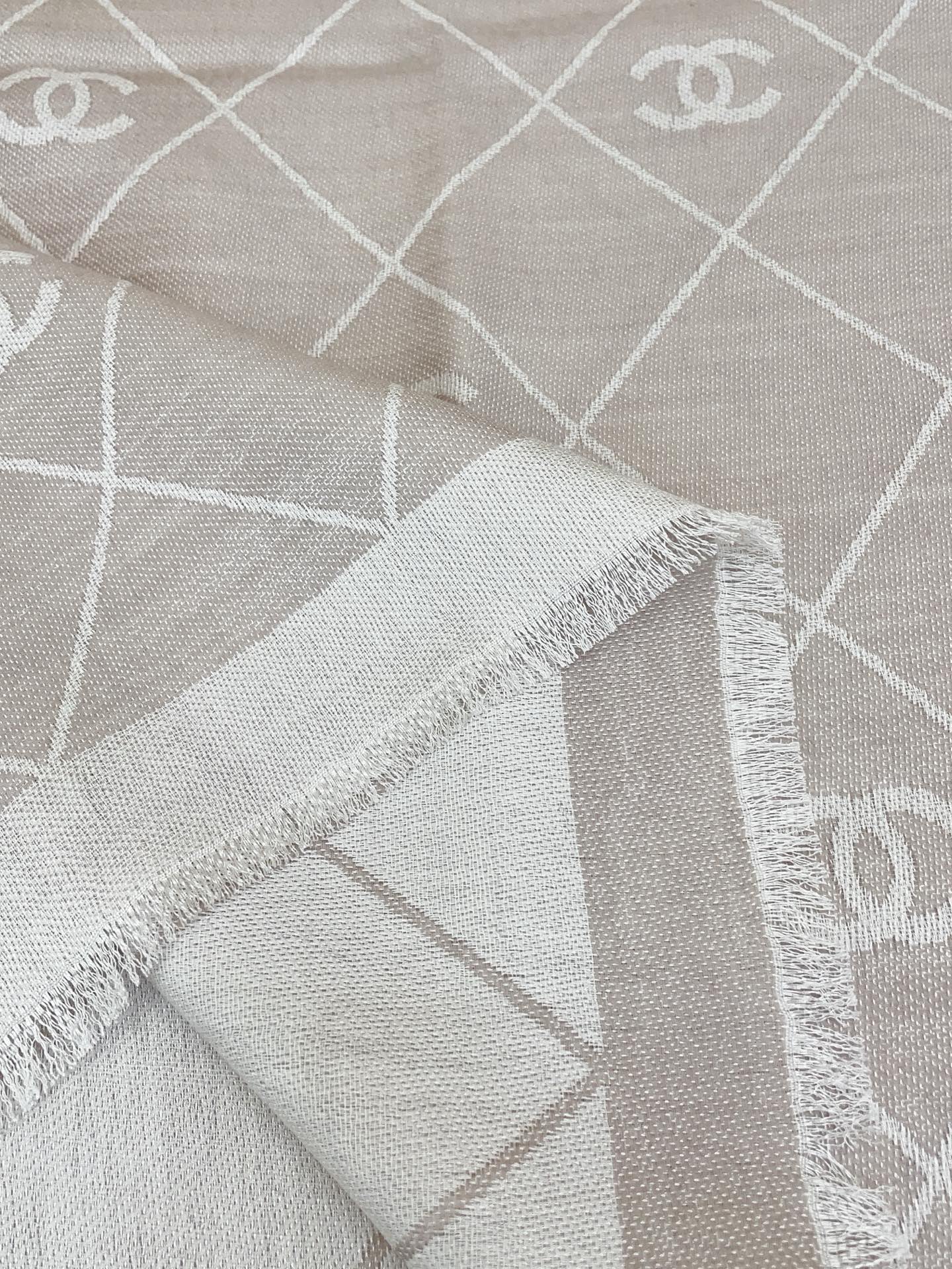 ✨✨Chanel最新丝毛大方巾~气质到骨子里，香奶奶新一季的面料超高级，真心超级柔软，丝丝顺滑，韧性很强