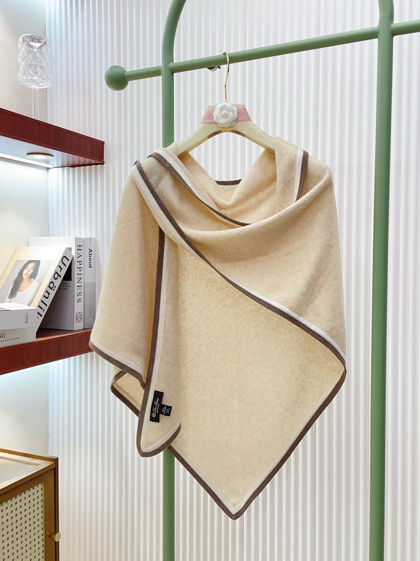 ✨✨爆款上👍皮雅娜最新款【LP纯色双色条边羊绒三角巾】独家牛货🐂 奢华尽在尺寸之间，高端品质‼️具有超高