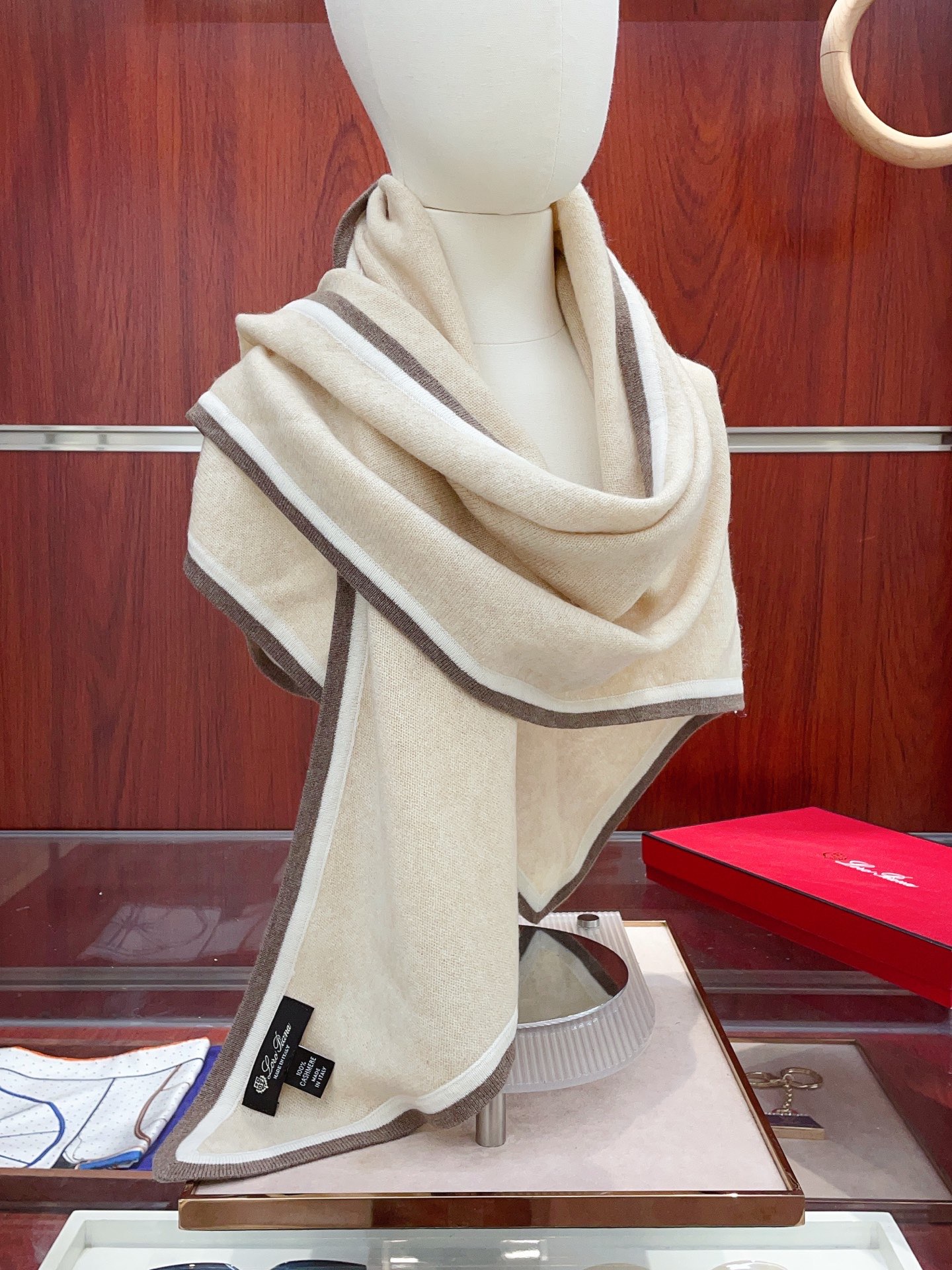 ✨✨爆款上👍皮雅娜最新款【LP纯色双色条边羊绒三角巾】独家牛货🐂 奢华尽在尺寸之间，高端品质‼️具有超高