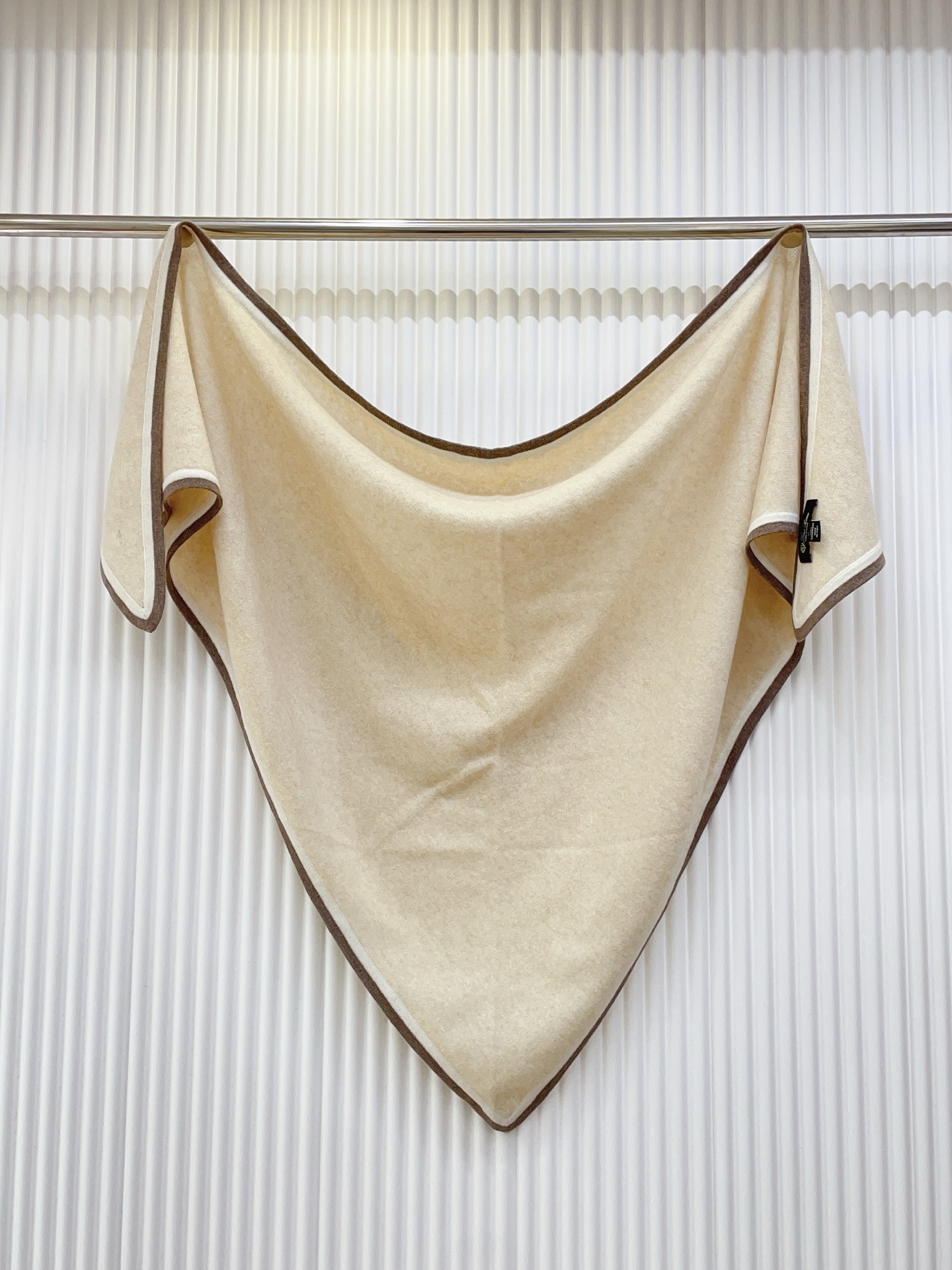 ✨✨爆款上👍皮雅娜最新款【LP纯色双色条边羊绒三角巾】独家牛货🐂 奢华尽在尺寸之间，高端品质‼️具有超高