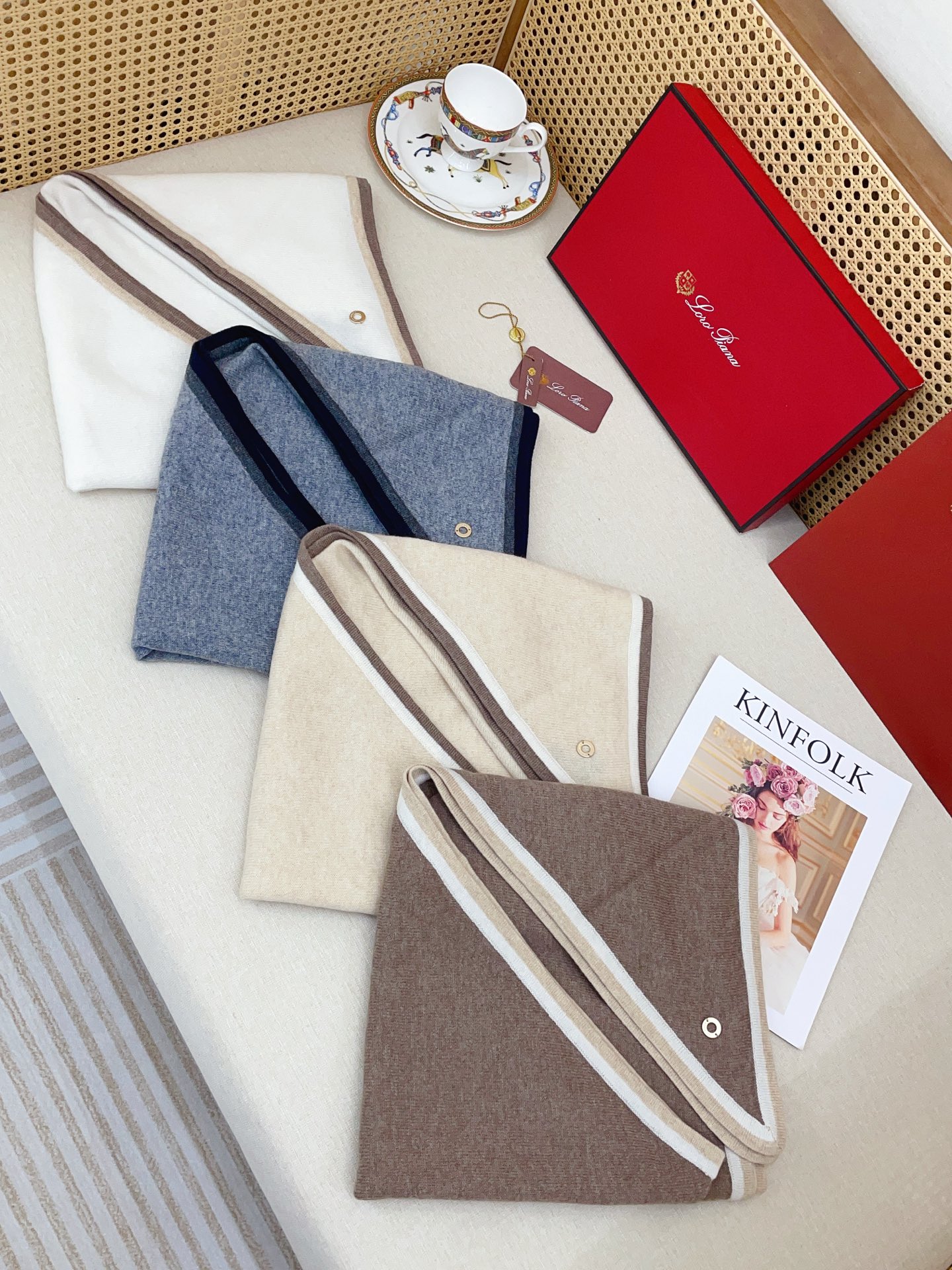 ✨✨爆款上👍皮雅娜最新款【LP纯色双色条边羊绒三角巾】独家牛货🐂 奢华尽在尺寸之间，高端品质‼️具有超高