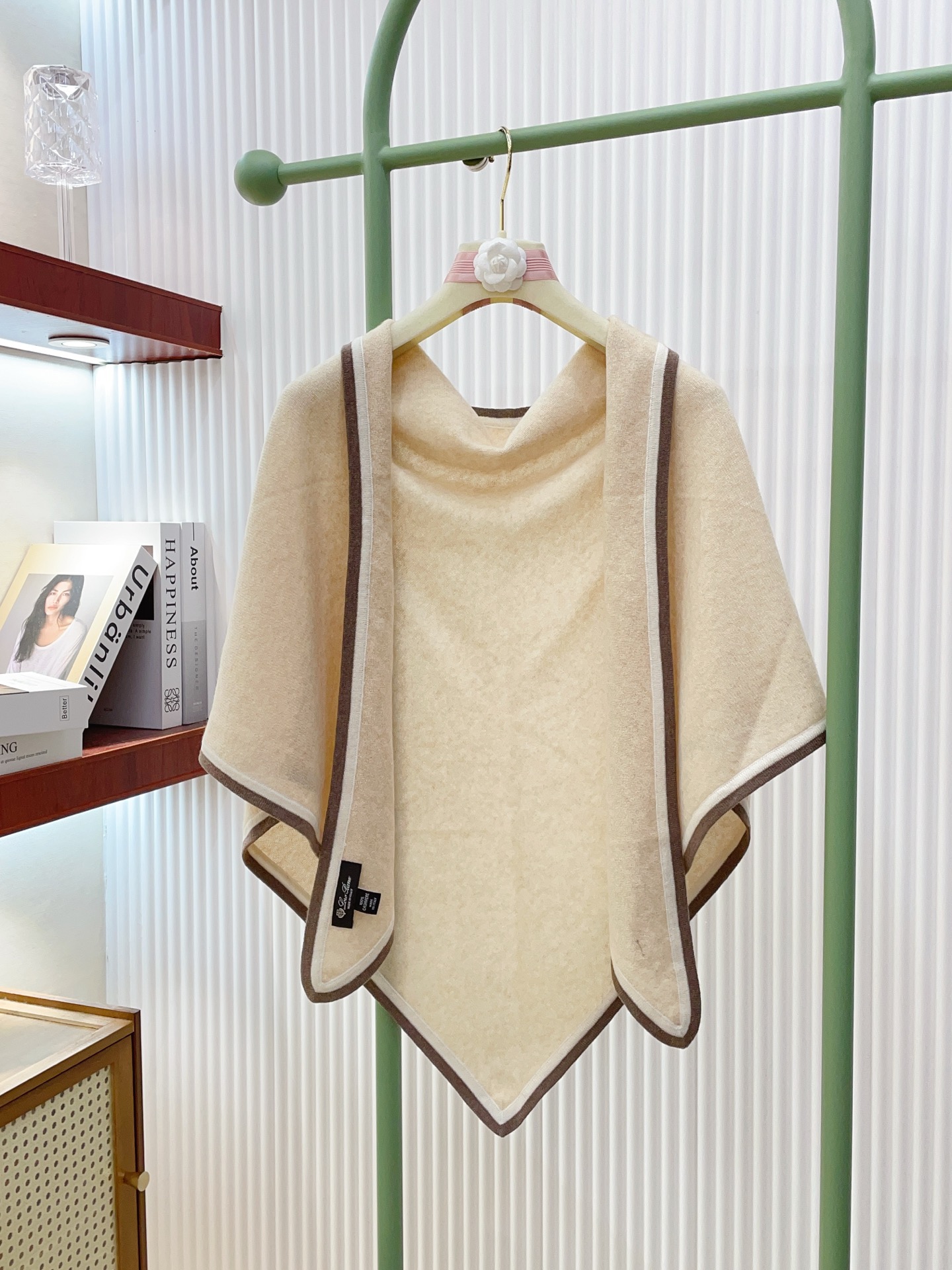 ✨✨爆款上👍皮雅娜最新款【LP纯色双色条边羊绒三角巾】独家牛货🐂 奢华尽在尺寸之间，高端品质‼️具有超高