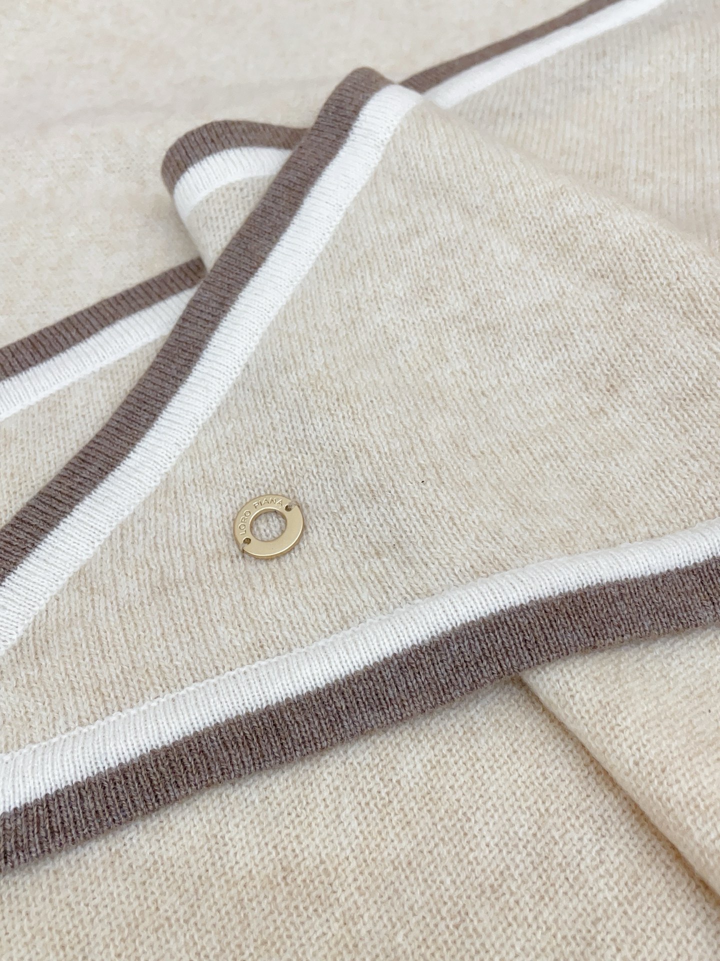 ✨✨爆款上👍皮雅娜最新款【LP纯色双色条边羊绒三角巾】独家牛货🐂 奢华尽在尺寸之间，高端品质‼️具有超高