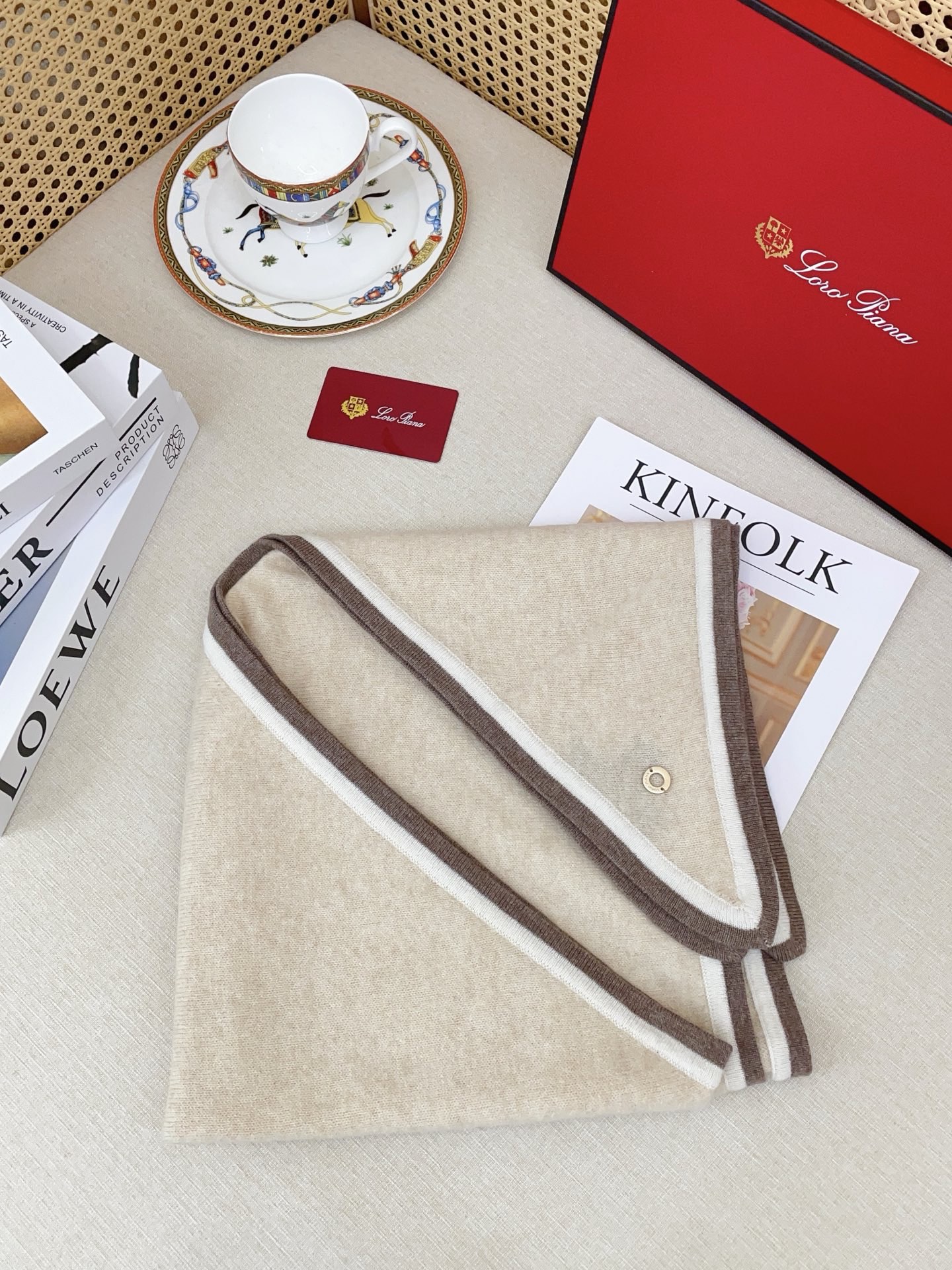 ✨✨爆款上👍皮雅娜最新款【LP纯色双色条边羊绒三角巾】独家牛货🐂 奢华尽在尺寸之间，高端品质‼️具有超高