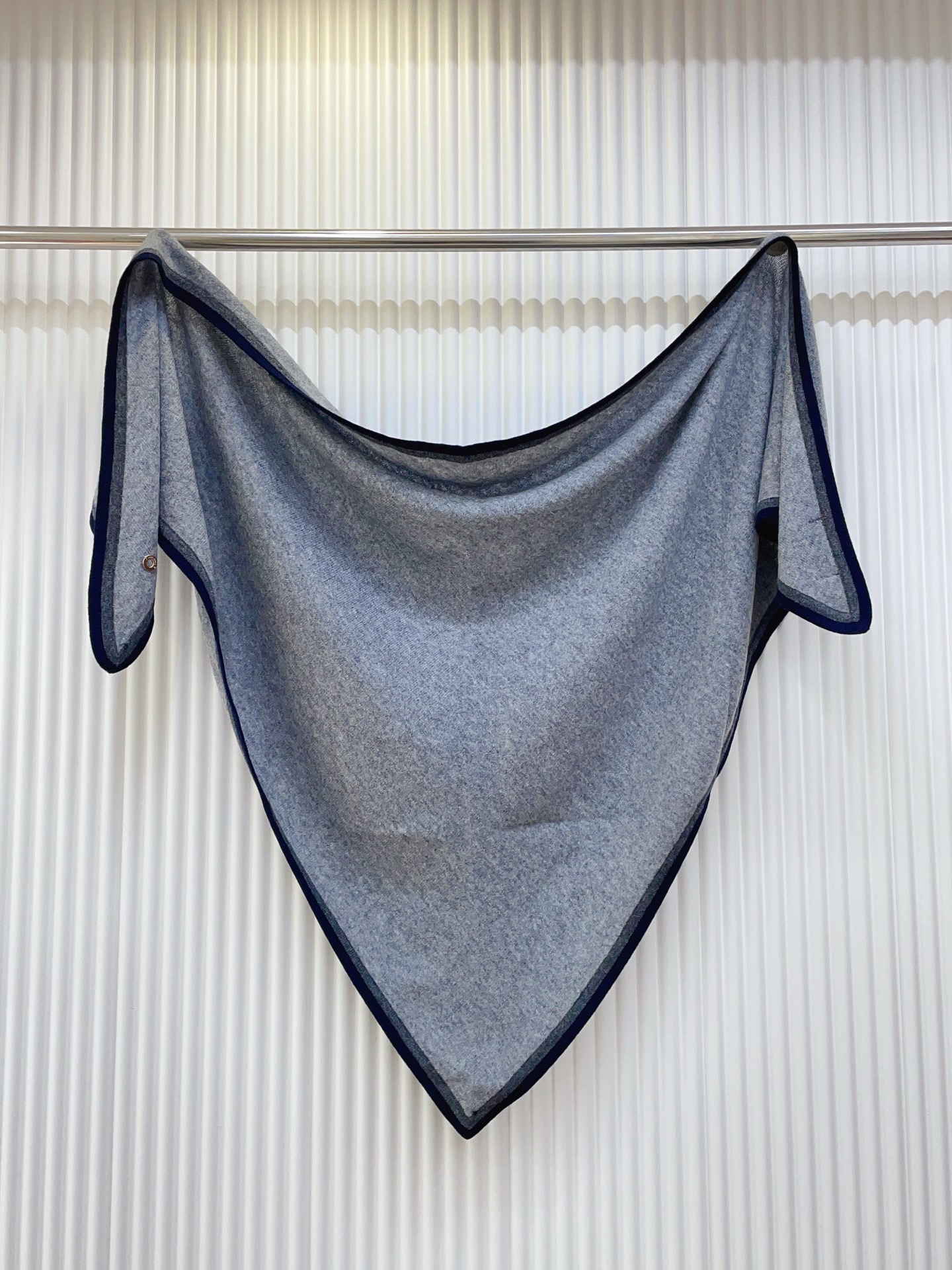 ✨✨爆款上👍皮雅娜最新款【LP纯色双色条边羊绒三角巾】独家牛货🐂 奢华尽在尺寸之间，高端品质‼️具有超高