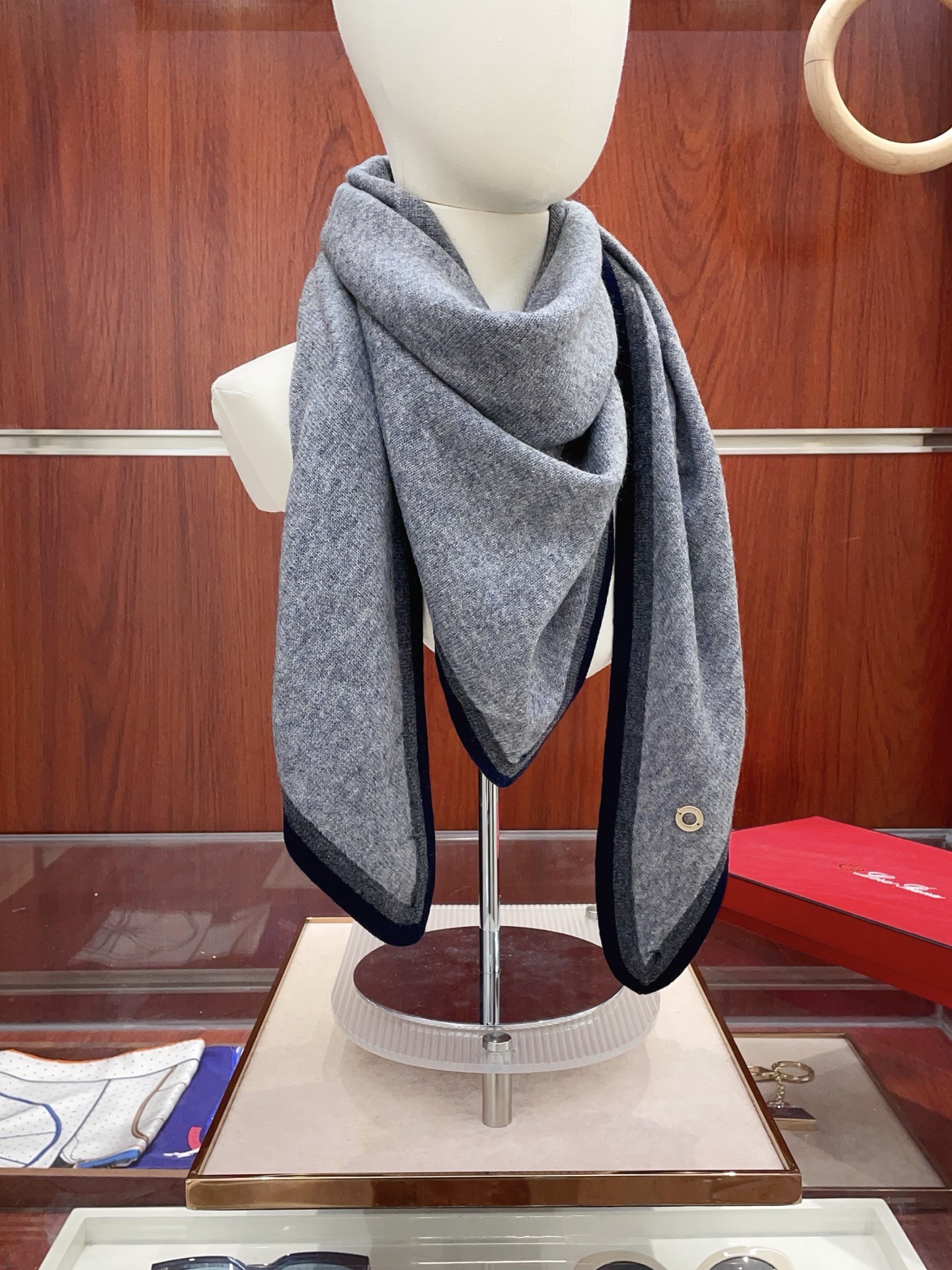 ✨✨爆款上👍皮雅娜最新款【LP纯色双色条边羊绒三角巾】独家牛货🐂 奢华尽在尺寸之间，高端品质‼️具有超高