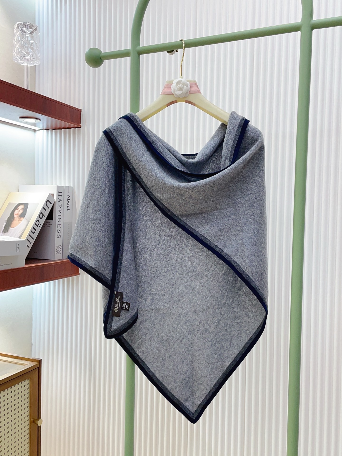 ✨✨爆款上👍皮雅娜最新款【LP纯色双色条边羊绒三角巾】独家牛货🐂 奢华尽在尺寸之间，高端品质‼️具有超高