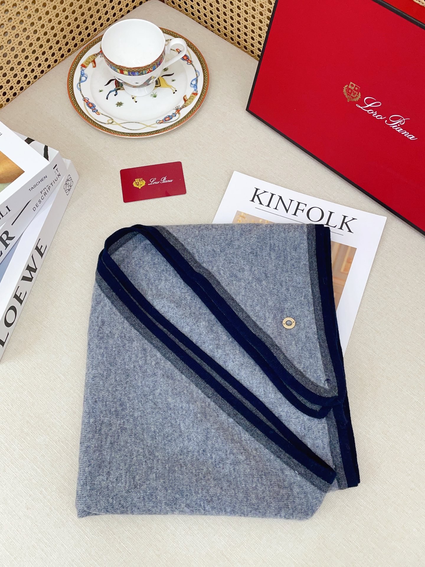 ✨✨爆款上👍皮雅娜最新款【LP纯色双色条边羊绒三角巾】独家牛货🐂 奢华尽在尺寸之间，高端品质‼️具有超高