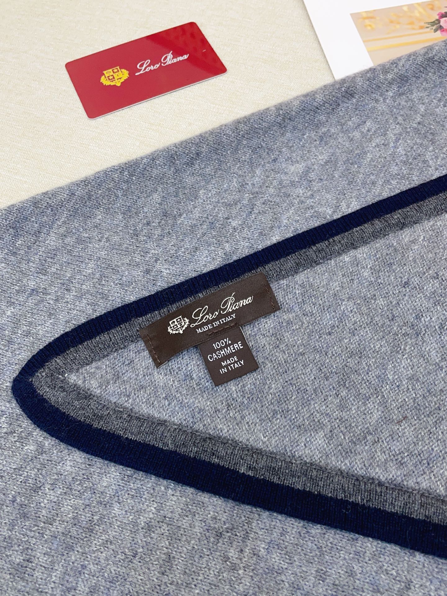 ✨✨爆款上👍皮雅娜最新款【LP纯色双色条边羊绒三角巾】独家牛货🐂 奢华尽在尺寸之间，高端品质‼️具有超高