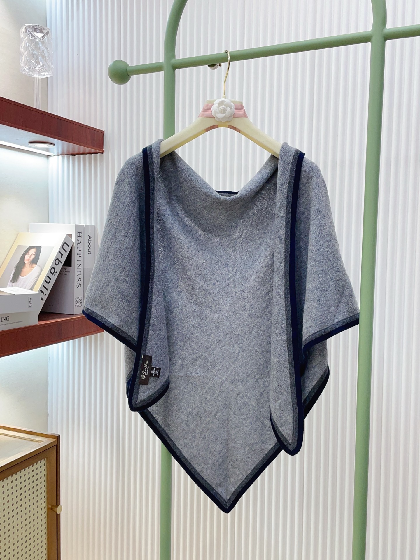 ✨✨爆款上👍皮雅娜最新款【LP纯色双色条边羊绒三角巾】独家牛货🐂 奢华尽在尺寸之间，高端品质‼️具有超高