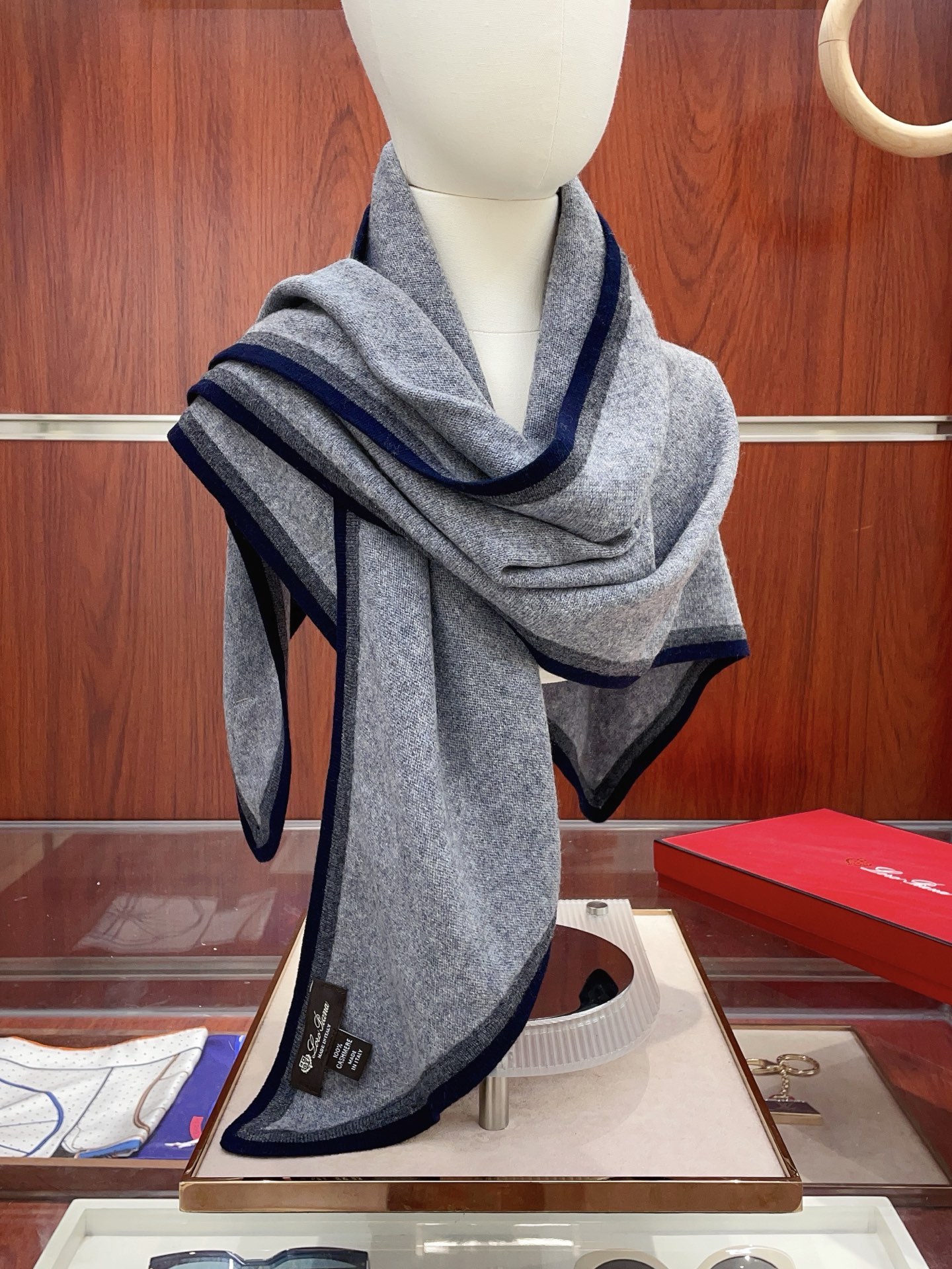 ✨✨爆款上👍皮雅娜最新款【LP纯色双色条边羊绒三角巾】独家牛货🐂 奢华尽在尺寸之间，高端品质‼️具有超高