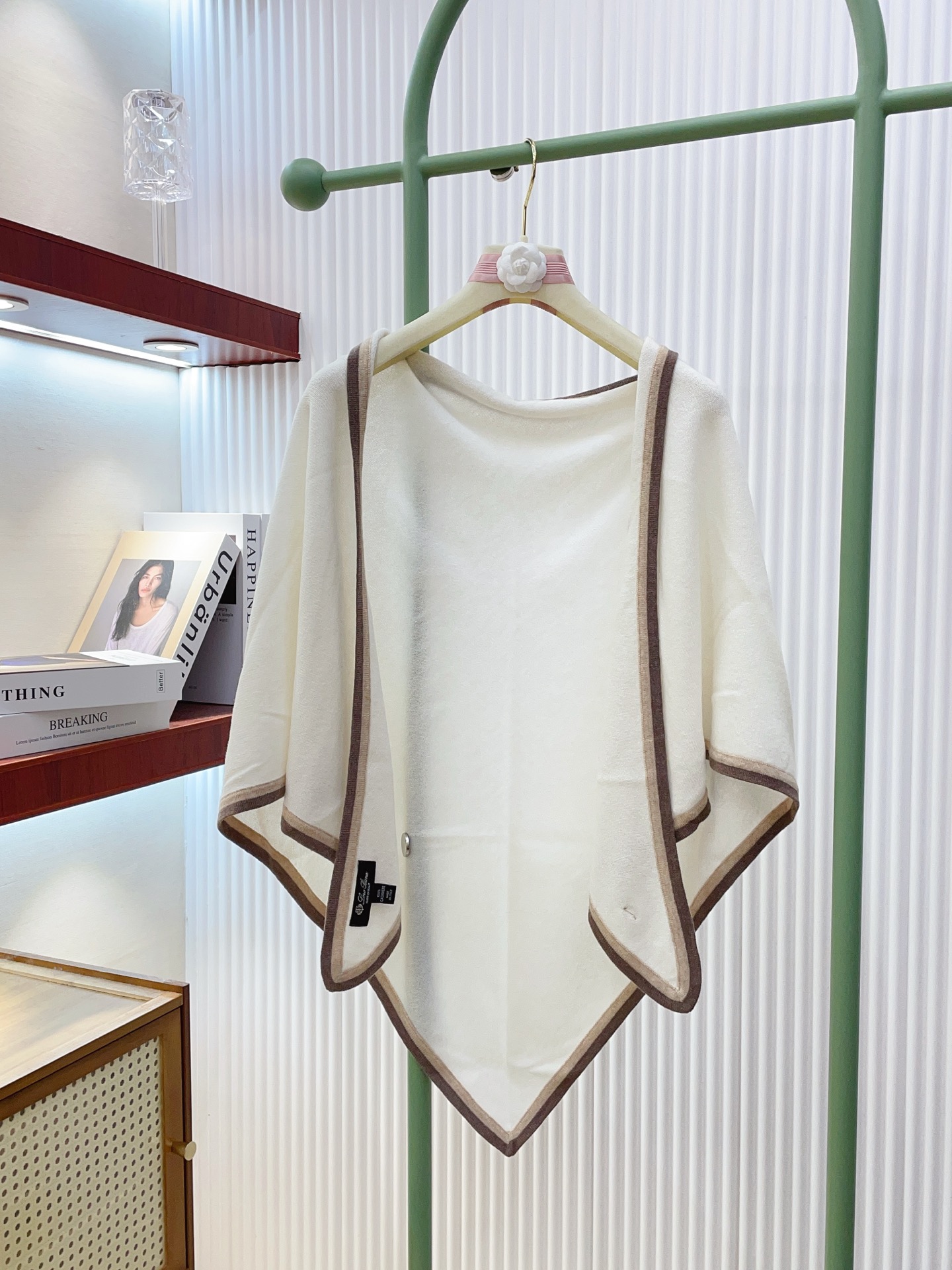 ✨✨爆款上👍皮雅娜最新款【LP纯色双色条边羊绒三角巾】独家牛货🐂 奢华尽在尺寸之间，高端品质‼️具有超高