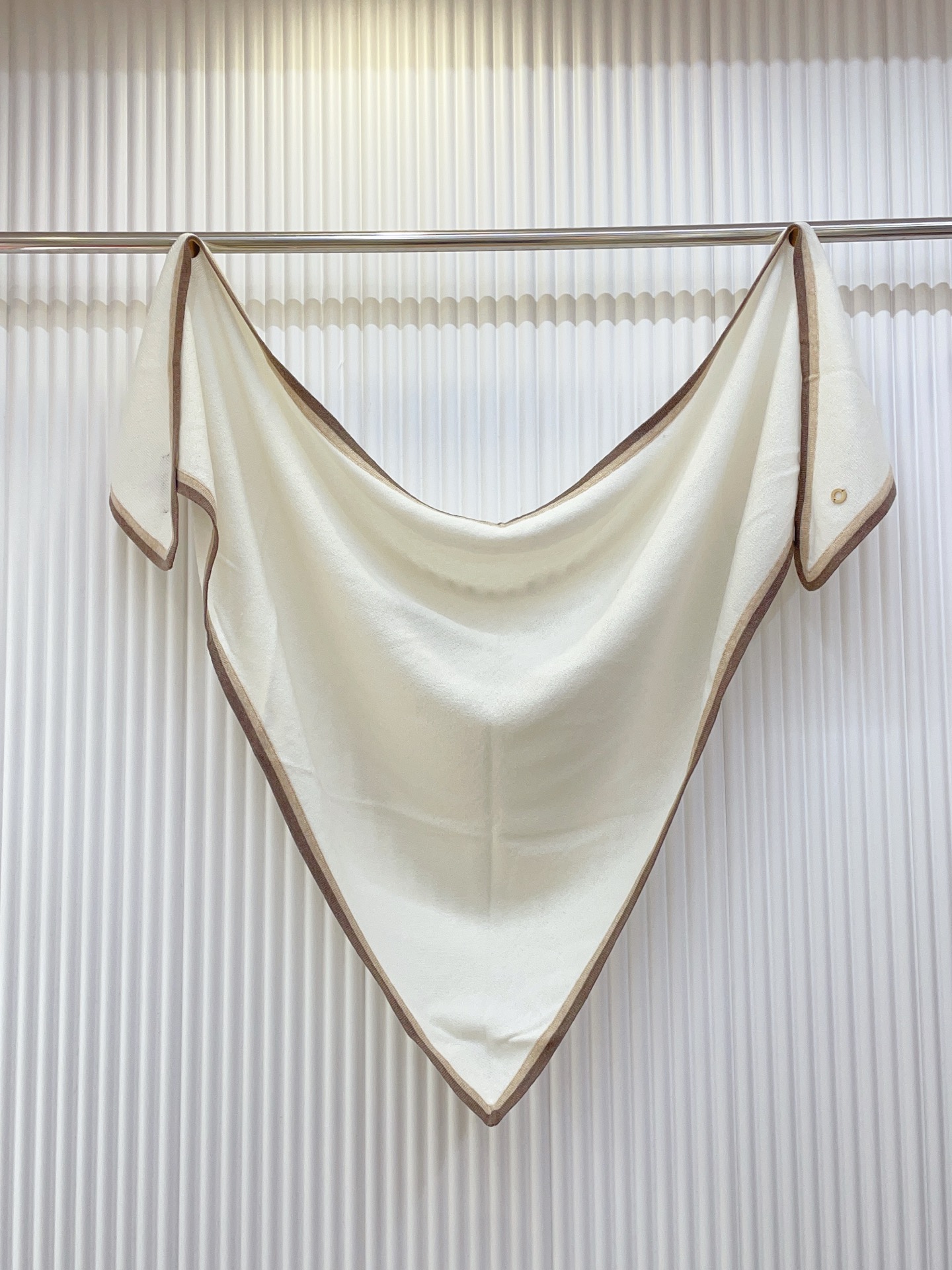 ✨✨爆款上👍皮雅娜最新款【LP纯色双色条边羊绒三角巾】独家牛货🐂 奢华尽在尺寸之间，高端品质‼️具有超高