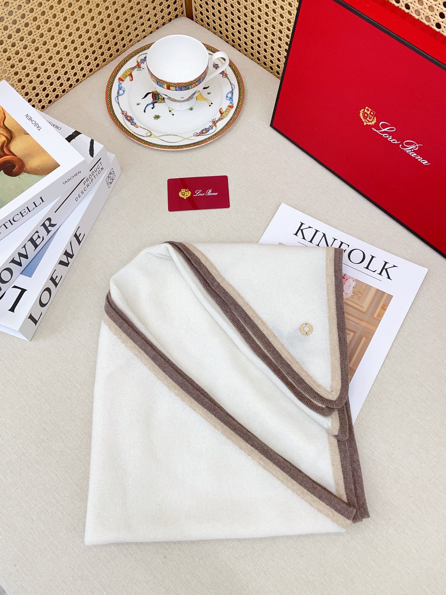 ✨✨爆款上👍皮雅娜最新款【LP纯色双色条边羊绒三角巾】独家牛货🐂 奢华尽在尺寸之间，高端品质‼️具有超高