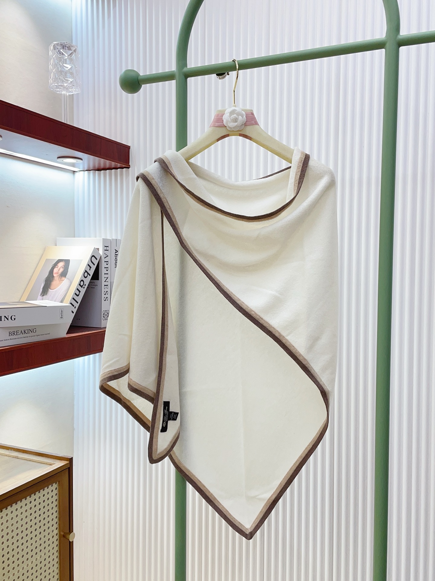 ✨✨爆款上👍皮雅娜最新款【LP纯色双色条边羊绒三角巾】独家牛货🐂 奢华尽在尺寸之间，高端品质‼️具有超高