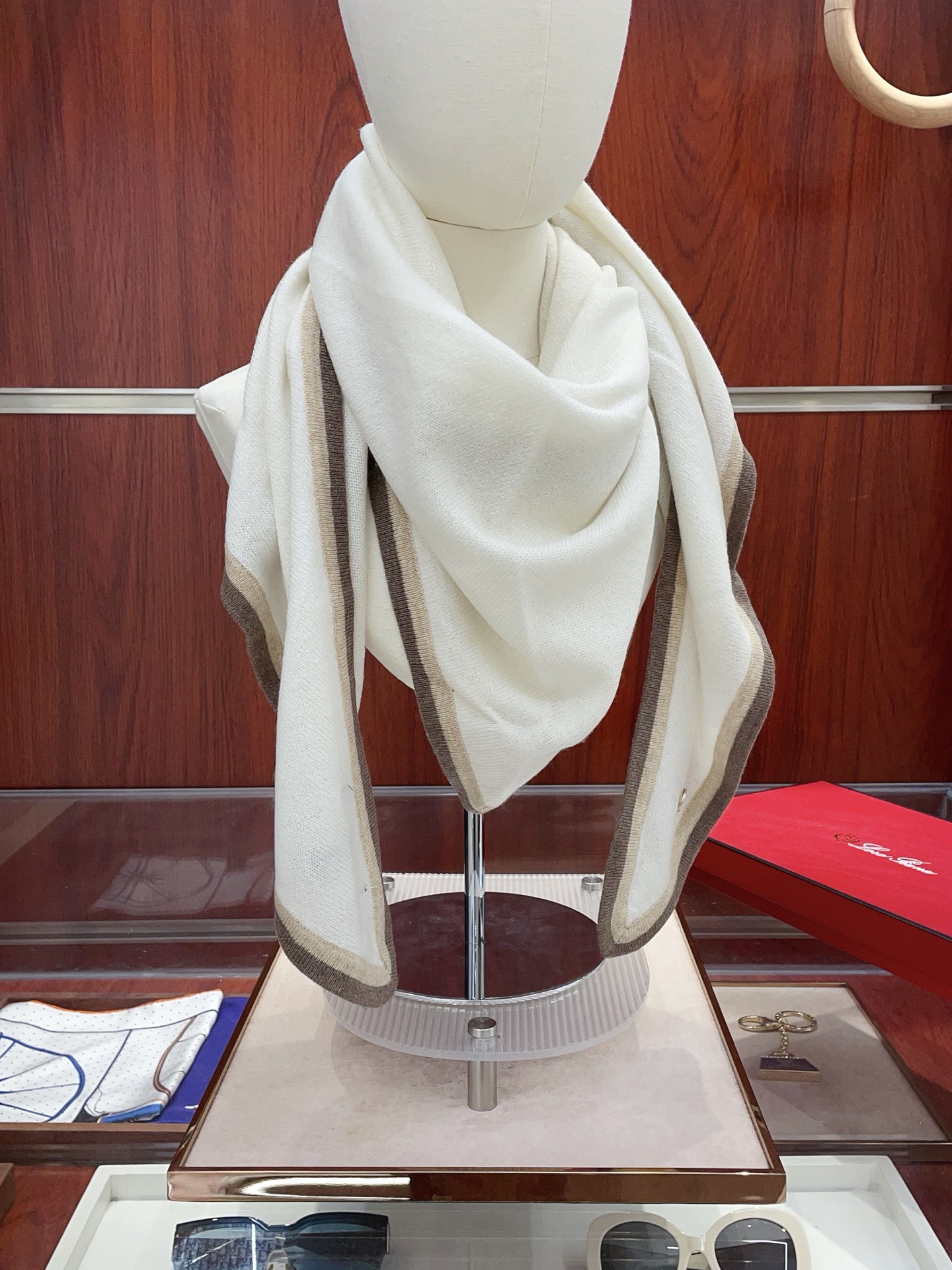 ✨✨爆款上👍皮雅娜最新款【LP纯色双色条边羊绒三角巾】独家牛货🐂 奢华尽在尺寸之间，高端品质‼️具有超高