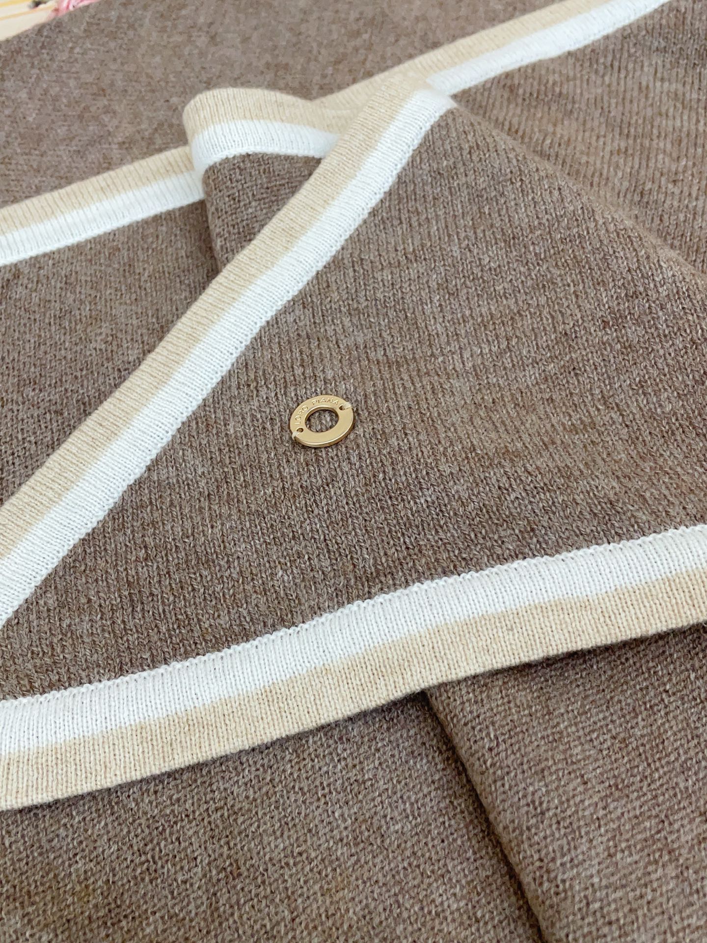 ✨✨爆款上👍皮雅娜最新款【LP纯色双色条边羊绒三角巾】独家牛货🐂 奢华尽在尺寸之间，高端品质‼️具有超高