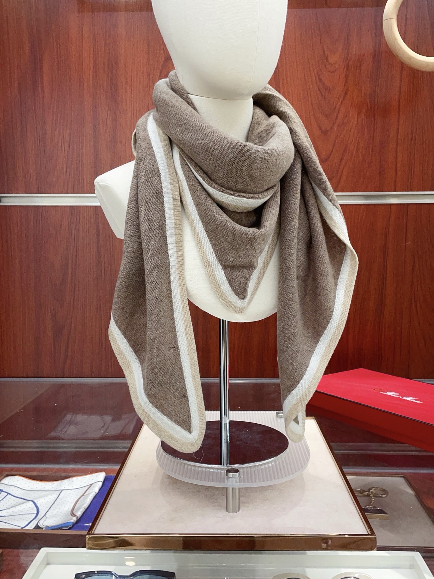 NO:663555,The latest popular model of Piyana [LP solid color two-color striped cashmere triangle scarf] exclusive product  Luxury is in the size, high-end quality and super high cashmere quality will be favored by this brand. This kind of boutique is extremely rare in the market, scarf knitted triangle shawl, it is really a super high-end product. Only this kind of big brand will have a favorite of large sizes. Every color is a big love, every color is reserved. Sell one less good product and don't worry about the fabric because the solidity of the exported raw materials is first-level regular spot checks... First-class, one-quality goods Material Imported pure cashmere High version scarf, high version scarf, loro piana, shawls19860909爆款上皮雅娜最新款【LP纯色双色条边羊绒三角巾】独家牛货 奢华尽在尺寸之间,高端品质具有超高羊绒品质才会被此品牌青睐这种精品是市场上及其少见的,围巾针织三角披肩,真是超级的高端货只有这种大品牌才会拥有喜欢大尺寸的最爱.每色都是大爱每色都留.卖一条少一条的好货且不用担心面料因为出口的原料固色度都是一级定期抽查...一等一好货 材质 进口纯羊绒 高版本围巾,高版本围巾,loro piana,shawls,scarf