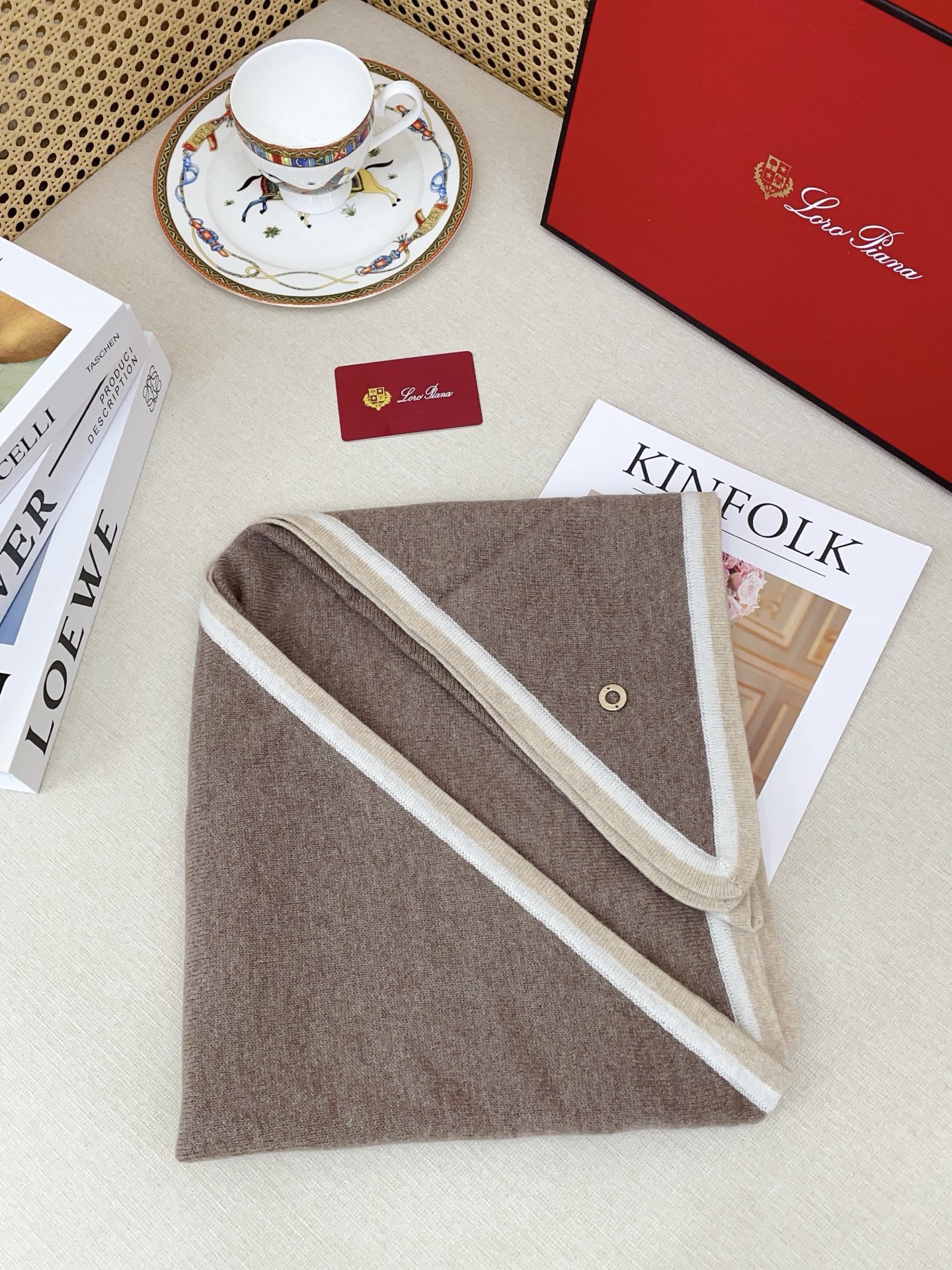 ✨✨爆款上👍皮雅娜最新款【LP纯色双色条边羊绒三角巾】独家牛货🐂 奢华尽在尺寸之间，高端品质‼️具有超高