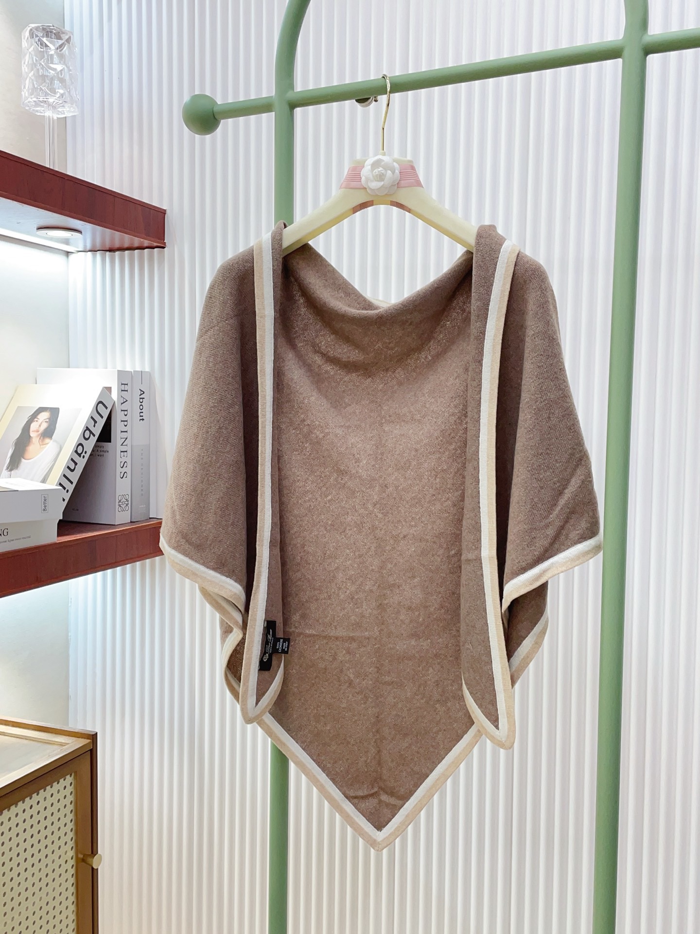 ✨✨爆款上👍皮雅娜最新款【LP纯色双色条边羊绒三角巾】独家牛货🐂 奢华尽在尺寸之间，高端品质‼️具有超高