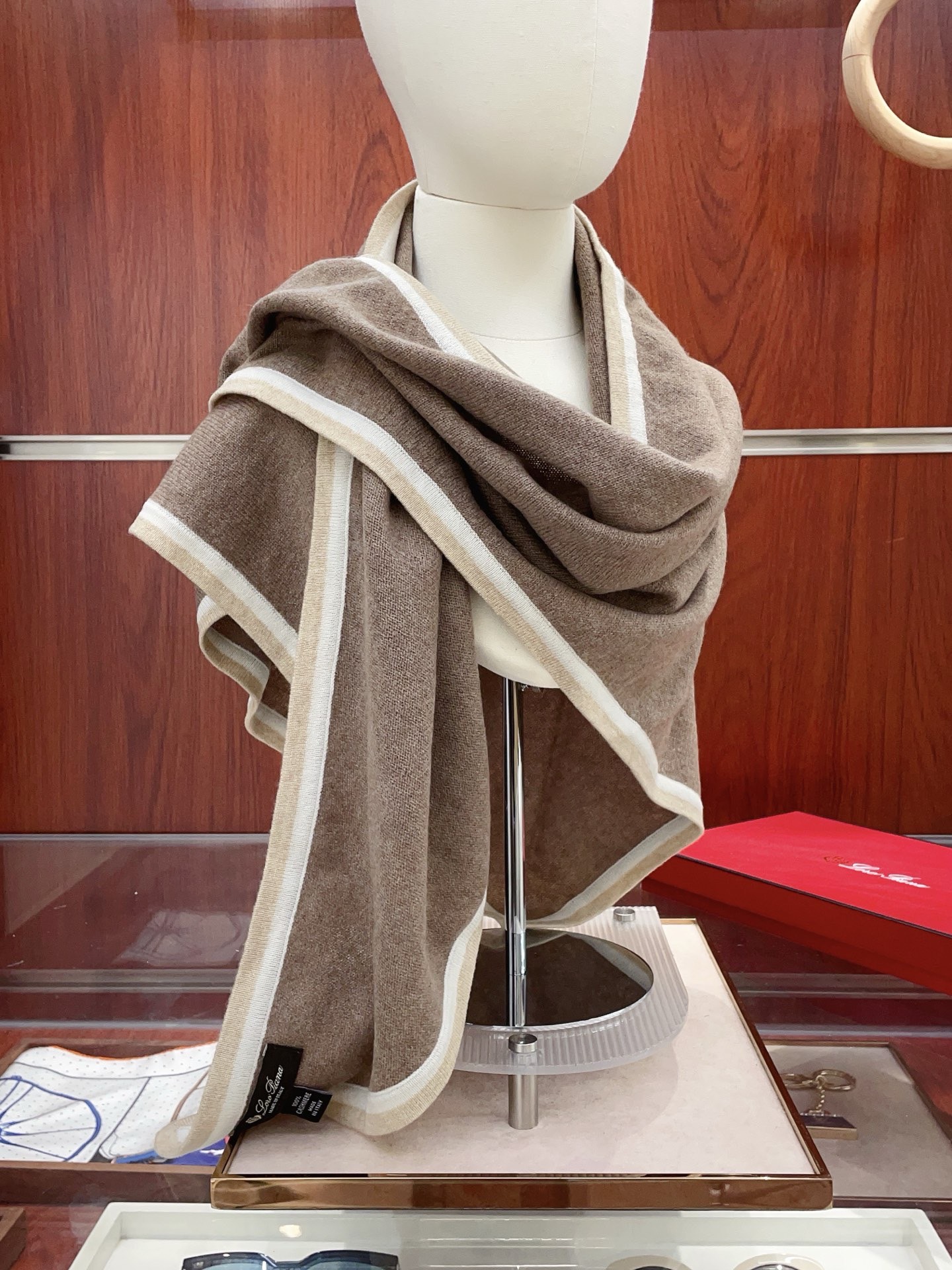 ✨✨爆款上👍皮雅娜最新款【LP纯色双色条边羊绒三角巾】独家牛货🐂 奢华尽在尺寸之间，高端品质‼️具有超高