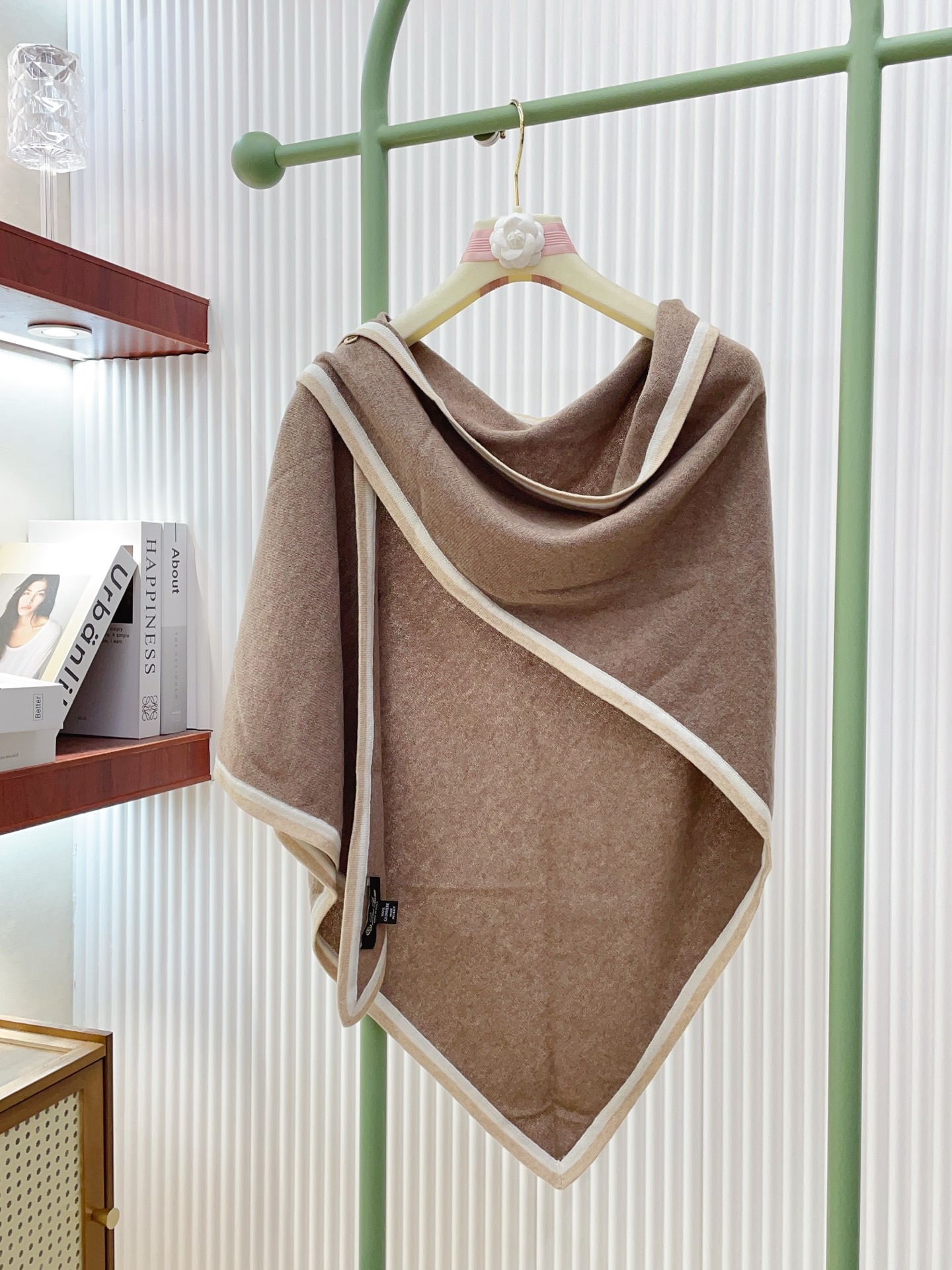 ✨✨爆款上👍皮雅娜最新款【LP纯色双色条边羊绒三角巾】独家牛货🐂 奢华尽在尺寸之间，高端品质‼️具有超高