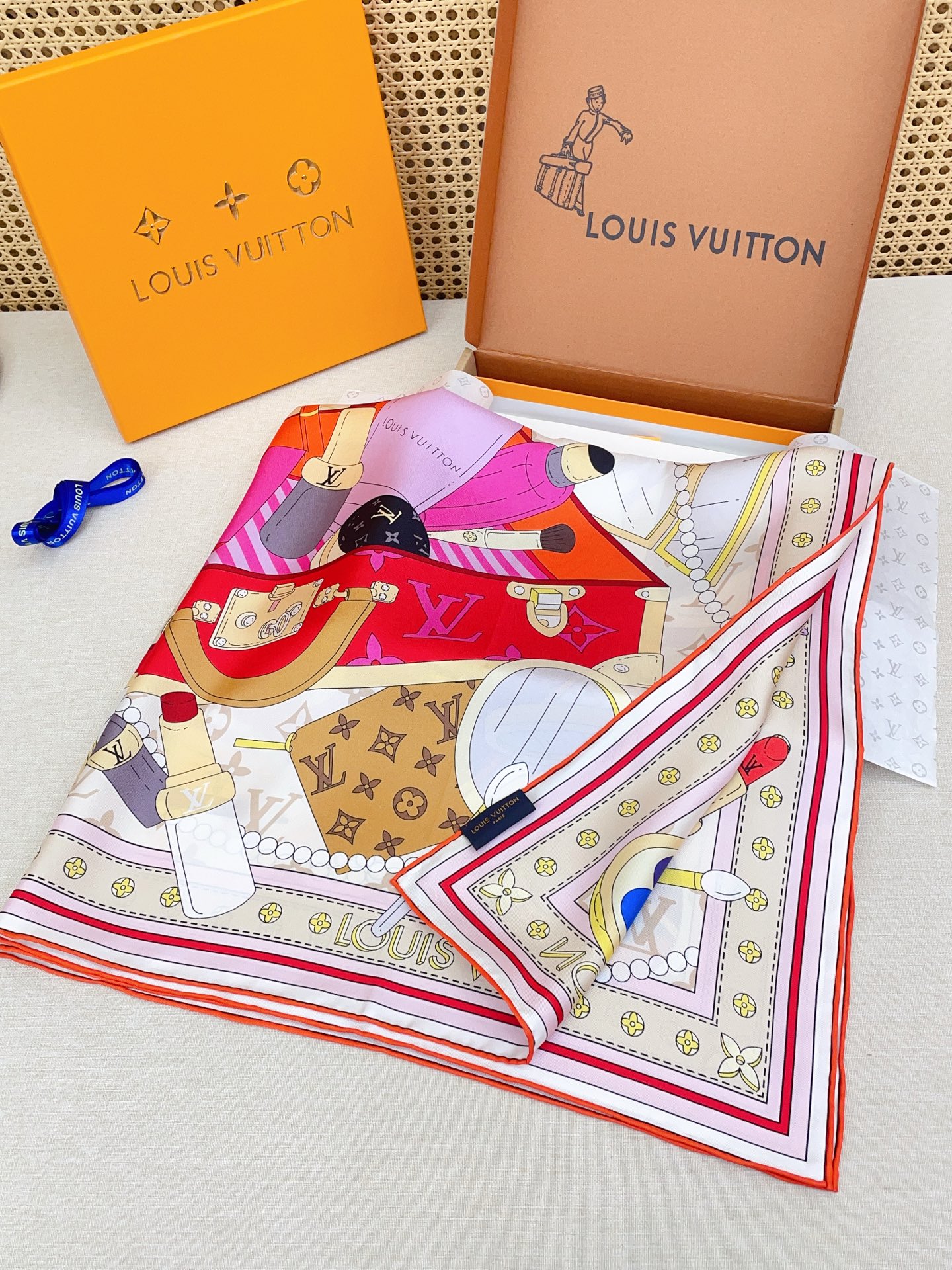 ✨✨【18姆米 双面同色】上身效果疯狂的喜欢❗️专柜也是刚刚上架的，L*最最新款~非常有看头，L的这类元